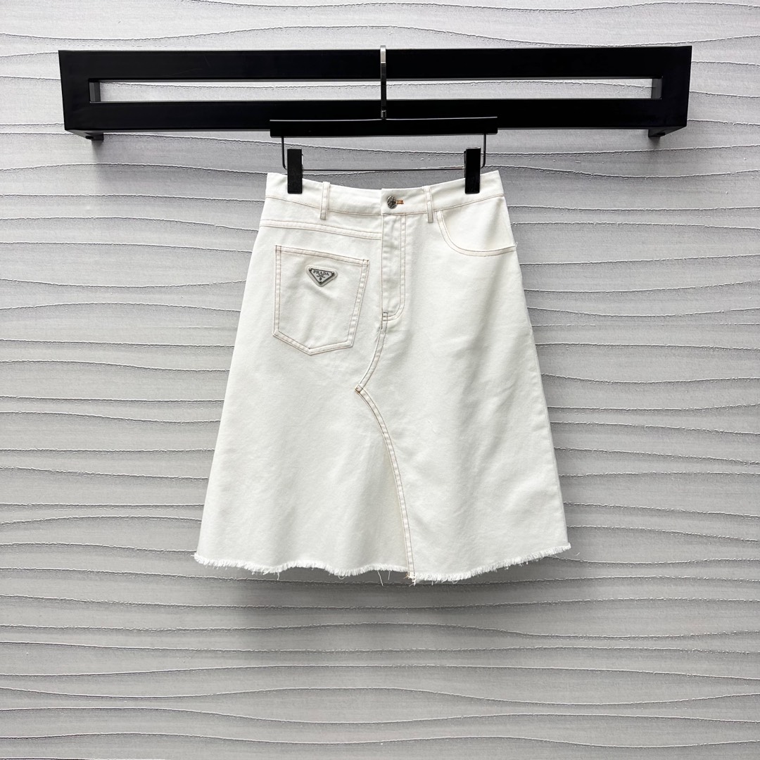 NO:318762,Prad*2025 new product is on the shelves of denim slit skirts customized YB imported twill cotton denim material, full texture, washed and used retro white, more advanced, the overall decoration is made of contour and slits on the front side to add layering, single-side pocket decoration at waist and hips, iconic triangle logo embellishment, highlighting the brand tone, surface auxiliary material development, mid-length A-line skirt tailoring, random matching top items, fashionable and fashionable, high-end version,,prada, skirts,alexander wang19860909Prad*2025新品上架牛仔开衩半裙定制YB进口斜纹棉牛仔材质 质感十足 水洗做旧复古白色 更显高级 整体饰以轮廓压线设计前侧微开衩处理 增添造型层次感 腰胯处单侧口袋装饰 标志性三角徽标点缀之上 彰显品牌调性 面辅料开发 中长款A字半裙剪裁 随意搭配上装单品 穿搭时髦洋气  高版本,,prada,skirts,alexander wang,Women's clothing