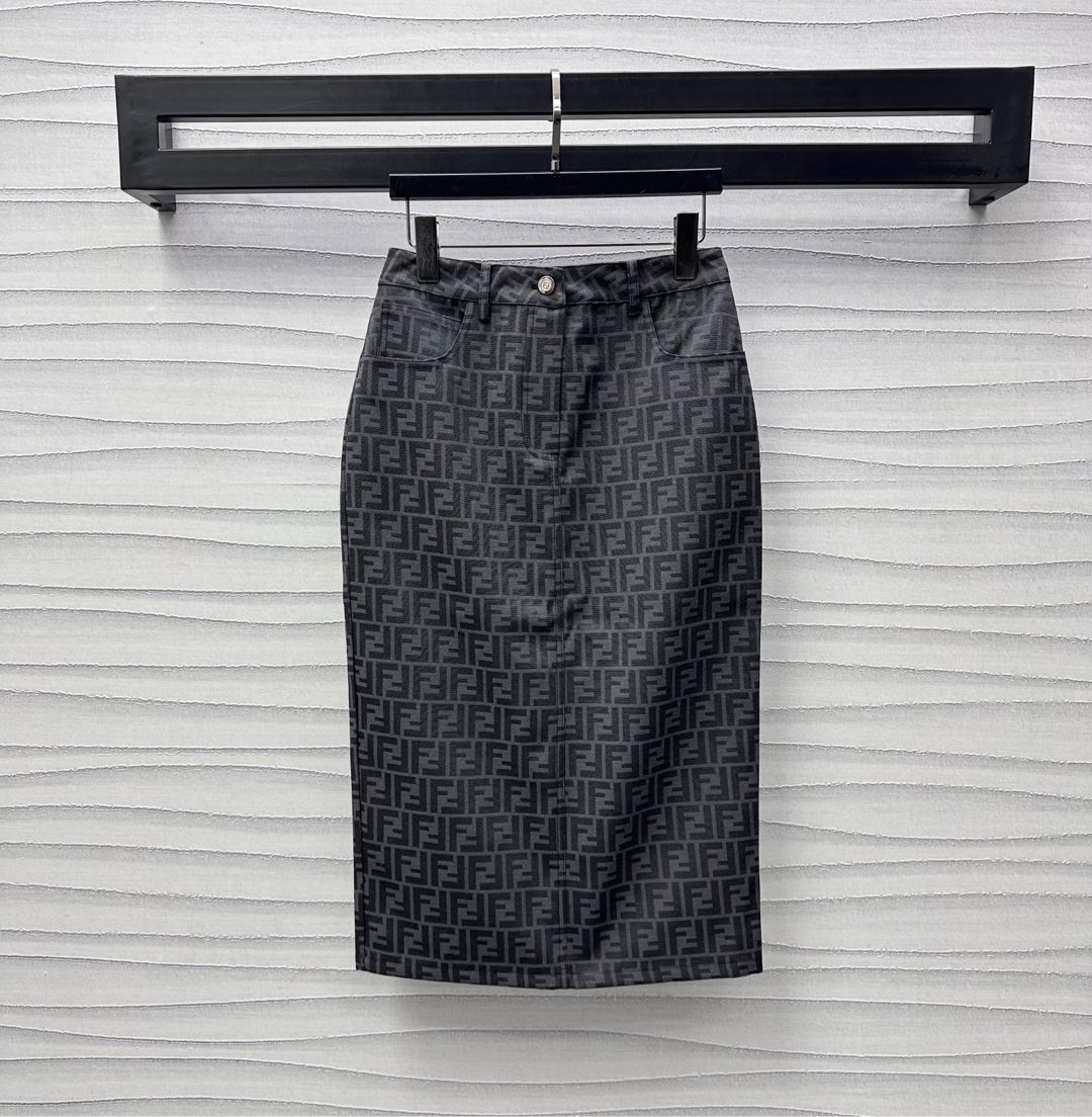 NO:318759,Fend*2025 new product is on the shelves of the jacquard mid-length skirt with custom 5-made YB imported jacquard material with high texture and full quality. It is neatly cut and slim outlines the waist curve, which highlights the proportional advantages of short and long upper body. Combined with the slit design of the back skirt, adds a sense of styling. The details of the double F logo are printed on the whole body to highlight the brand tone. The upper body is full of exquisite and intellectual atmosphere. The surface auxiliary material development. The high-waist button skirt style tailoring. The upper body is free to match the top items. The upper body is high-end and exquisite. You can easily wear it on daily commuting and vacation. High-version 7,,fendi, skirts,alexander wang19860909Fend*2025新品上架提花中长款半裙定5制YB进口提花材质 质感高级 品相十足 裁剪利落修身勾勒腰身曲线 更凸显上短下长的比例优势 配合后裙摆开衩设计 增添造型层次感 通体满印双F徽标细节 彰显品牌调性 上身充满精致高知气息 面辅料开发 高腰系扣半裙版型剪裁 随意搭配上装单品 上身高级精致 日常通勤度假都可轻松穿搭出洋气感 高版本 7,,fendi,skirts,alexander wang,Women's clothing