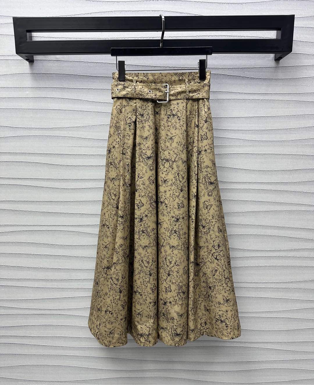 NO:318756,Dio*2025 new product is available for printing belt skirt custom YB imported twill cotton material, comfortable and breathable, full-print butterfly plant vine pattern, highlighting the brand tone, the waist is decorated with a cloth belt to adjust elasticity, add layering of the shape, easy to divide proportions and outline lines, delicate printing creates dignity and generous surface accessories, high-waist long skirt style cut, all-match items with temperament and practicality, high-version, dior, skirts, alexander wang19860909Dio*2025新品上架印花腰带半裙定制YB进口斜纹全棉材质 质感舒适透气 通体满印蝴蝶植物藤蔓图案 彰显品牌调性 腰间饰以本布腰带调节松紧 增添造型层次感 轻松划分比例勾勒线条 细腻印花打造端庄大方 面辅料开发 高腰长半裙版型剪裁 气质与实用兼备的四季百搭单品   高版本,,dior,skirts,alexander wang,Women's clothing