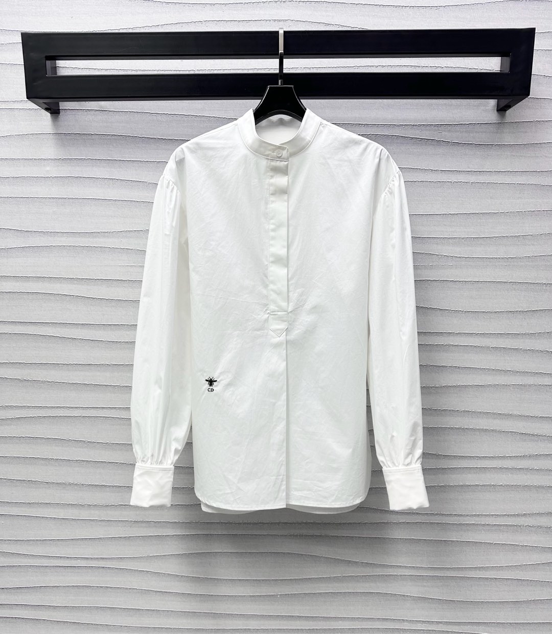 NO:318753,Dio*2025 new product stand-alone long-sleeved shirt custom YB imported twill cotton material, comfortable and delicate texture, single-sided CD bee embroidered logo embellishment decoration on the waist, highlighting the brand tone, half-plate button adjustment design, add layered look, surface auxiliary material development, stand-alone collar regular shirt style cut, upper body full of exquisite and intelligent atmosphere, free to match with skirt or pants, basic shirt that can be used for daily commuting, easy to wear to create a high-end feeling, high-end version 2 colors,,dior, skirts,shirts,alexander wang19860909Dio*2025新品上架立领长袖衬衫定制YB进口斜纹全棉材质 质感舒适细腻 腰间单侧CD蜜蜂刺绣徽标点缀装饰 彰显品牌调性 半开襟纽扣调节设计 增添造型层次感 面辅料开发 立领常规衬衫版型剪裁 上身充满精致高智气息 随意搭配半裙或裤子 日常通勤都可驾驭的基础衬衫 轻松穿搭出高级感  高版本2色,,dior,skirts,shirts,alexander wang,Women's clothing
