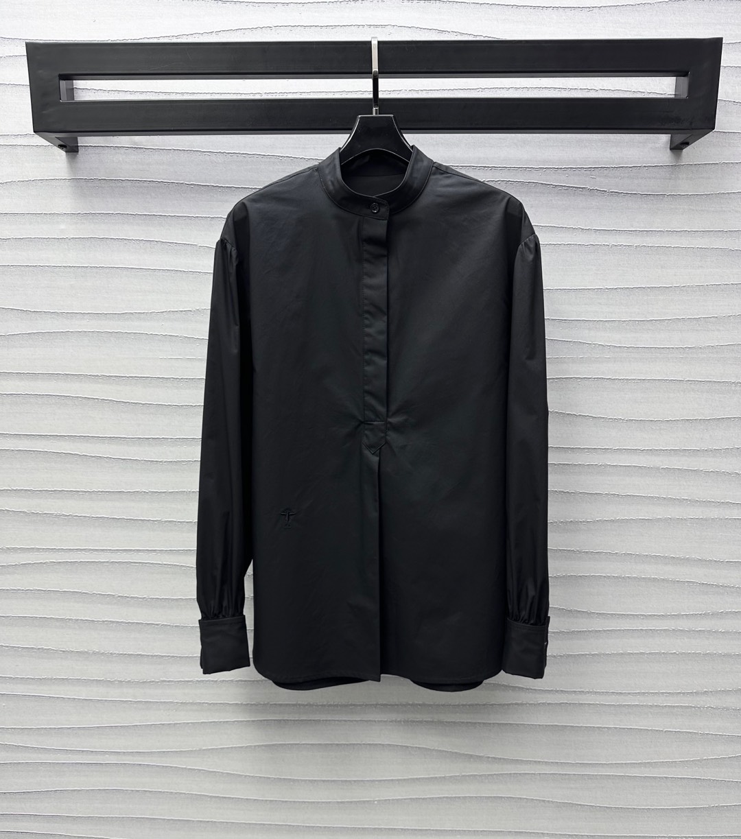 NO:318750,Dio*2025 new product stand-alone long-sleeved shirt custom YB imported twill cotton material, comfortable and delicate texture, single-sided CD bee embroidered logo embellishment decoration on the waist, highlighting the brand tone, half-plate button adjustment design, add layered look, surface auxiliary material development, stand-alone collar regular shirt style cut, upper body full of exquisite and intelligent atmosphere, free to match with skirt or pants, basic shirt that can be used for daily commuting, easy to wear to create a high-end feeling, high-end version 2 colors,,dior, skirts,shirts,alexander wang19860909Dio*2025新品上架立领长袖衬衫定制YB进口斜纹全棉材质 质感舒适细腻 腰间单侧CD蜜蜂刺绣徽标点缀装饰 彰显品牌调性 半开襟纽扣调节设计 增添造型层次感 面辅料开发 立领常规衬衫版型剪裁 上身充满精致高智气息 随意搭配半裙或裤子 日常通勤都可驾驭的基础衬衫 轻松穿搭出高级感  高版本2色,,dior,skirts,shirts,alexander wang,Women's clothing