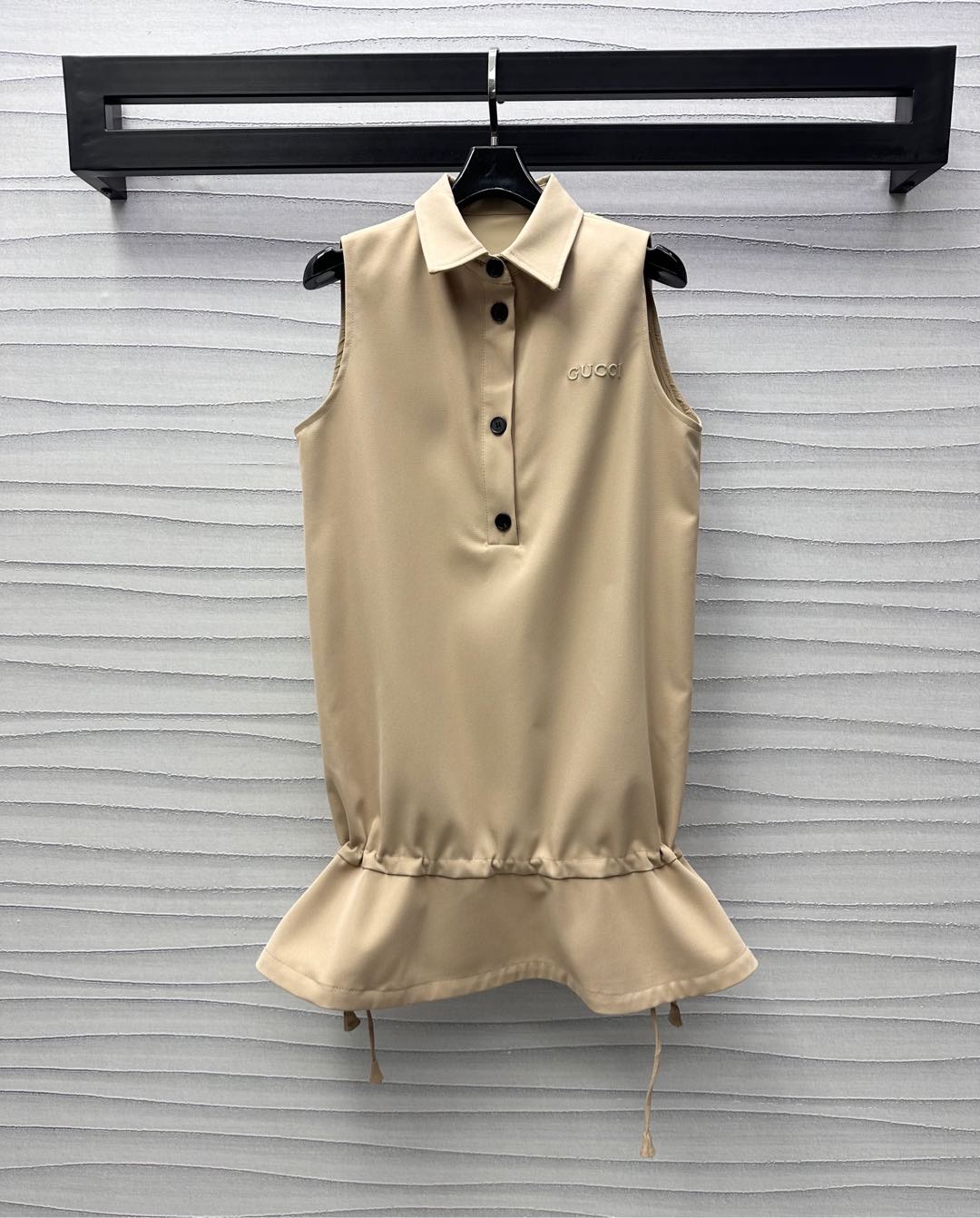 NO:318747,Gucc*2025 new product lapel sleeveless dress customized with YB imported cotton and polyester material, texture is so comfortable and easy to wear, lapel half-plate button adjustment design, tighten the umbrella-shaped dispersion with drawstring, add layering, the whole body is glossy and plain, use the cutting details to enhance the exquisiteness, the iconic three-dimensional letter logo on the chest embellishment and decoration, highlight the brand tone, surface auxiliary material development, lapel vest skirt style cut, fashionable and practical, all-season versatile dress, top body is absolutely high-end temperament, high-end version, gucci, skirts, alexander wang19860909Gucc*2025新品上架翻领无袖连衣裙定制YB进口棉涤材质 质感透舒适好穿 翻领半开襟纽扣调节设计 配合裙摆处以抽绳收紧伞状散开处理 增添造型层次感 通体光亮面素色 利用裁剪细节提升精致度 胸前标志性立体字母徽标点缀装饰 彰显品牌调性 面辅料开发 翻领背心裙版型剪裁 时尚与实用兼备的四季百搭连衣裙 上身妥妥高阶气质女郎 高版本,,gucci,skirts,alexander wang,Women's clothing