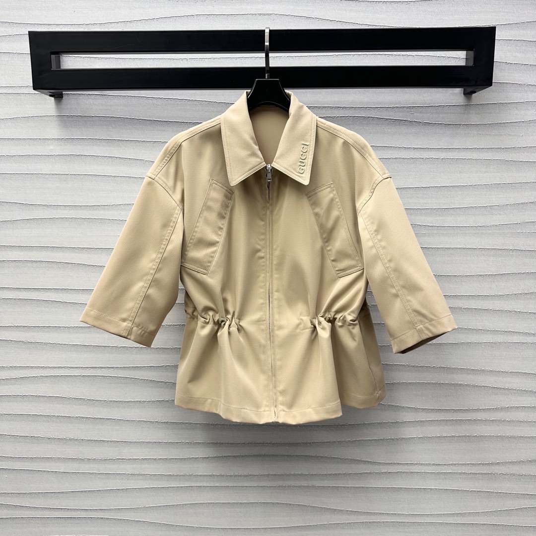 NO:318744,Gucc*2025 new product on-shelf lapel middle sleeve drop shoulder jacket customized YB imported cotton and polyester material, texture is so comfortable and easy to wear, lapel hidden zipper adjustment design, tightened with drawstring at both sides waist, add layering, shining, plain color, use cutting details to enhance the exquisiteness, the iconic three-dimensional letter logo embellishment of the single-side neckline, highlight the brand tone, surface auxiliary material development, lapel zipper jacket style tailoring, fashion and practical, all-season versatile items, top body, high-end temperament, high-end version,, gucci, jackets & coats, alexander wang19860909Gucc*2025新品上架翻领中袖落肩外套定制YB进口棉涤材质 质感透舒适好穿 翻领隐藏拉链调节设计 配合双侧腰间处抽绳收紧处理 增添造型层次感 通体光亮面素色 利用裁剪细节提升精致度 单侧领口标志性立体字母徽标点缀装饰 彰显品牌调性 面辅料开发 翻领拉链外套版型剪裁 时尚与实用兼备的四季百搭单品 上身妥妥高阶气质女郎 高版本,,gucci,jackets & coats,alexander wang,Women's clothing