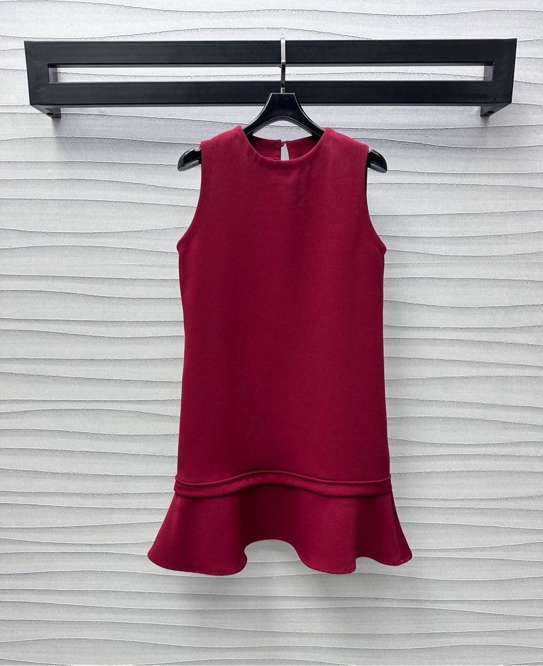 NO:318741,Gucc*2025 new product is available for ruffled vest skirt custom YB imported cotton and polyester material, breathable and comfortable texture, shiny and plain face, use cutting details to improve the precision, adjust the hollow button treatment with the back zipper to add layering of the shape, the overall straight-tube style is easily inclusive of the body, the low waist is decorated with pleats and stacked with lace skirt design, highlighting the brand's simple tone, the surface auxiliary material development, sleeveless dress tailoring, all season versatile dress with temperament and practicality, the upper body is absolutely high-end temperament girl, high-end version, gucci, skirts, alexander wang19860909Gucc*2025新品上架荷叶边背心裙定制YB进口棉涤材质 质感透气舒适 通体光亮面素色 利用裁剪细节提升精致度 配合后背拉链调节镂空纽扣处理 增添造型层次感 整体直筒版型轻松包容身形 低腰处饰以褶皱堆叠出花边裙摆设计 彰显品牌简约调性 面辅料开发 无袖连衣裙剪裁 气质与实用兼备的四季百搭连衣裙 上身妥妥高阶气质女郎 高版本,,gucci,skirts,alexander wang,Women's clothing