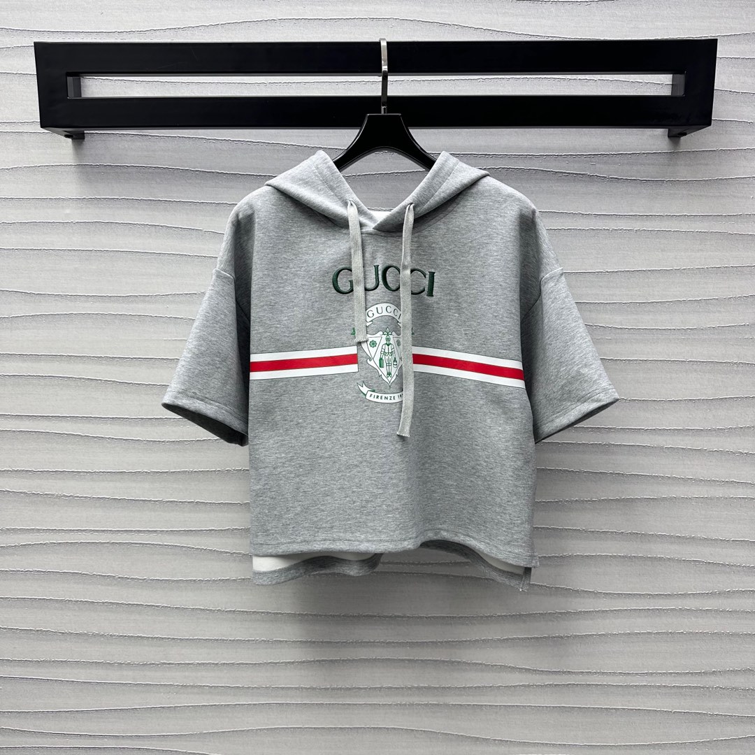 NO:318738,Gucc*2025 new product hooded short-sleeved sweatshirt on the shelves are customized YB imported native cotton material, soft and skin-friendly and comfortable, full texture, the horizontal bars on the chest are matched with letters and logo patterns, highlighting the brand tone, loose style combined with short design, add layering of styling, vitality, facial accessories development, hooded short-sleeved sweatshirt tailoring, daily fashionable and casual wear guide, high-version, gucci, hoodie, sweatshirts, T-shirt, hats, alexander wang19860909Gucc*2025新品上架连帽短袖卫衣定制YB进口原生全棉材质 柔软亲肤舒适 质感十足 胸前横杠线条感搭配字母徽标图案点缀 彰显品牌调性 宽松版型结合短款设计 增添造型层次感 活力气息 面辅料开发 连帽短袖卫衣剪裁 日常时髦休闲穿搭指南  高版本,,gucci,hoodie,sweatshirts,T-shirt,hats,alexander wang,Women's clothing