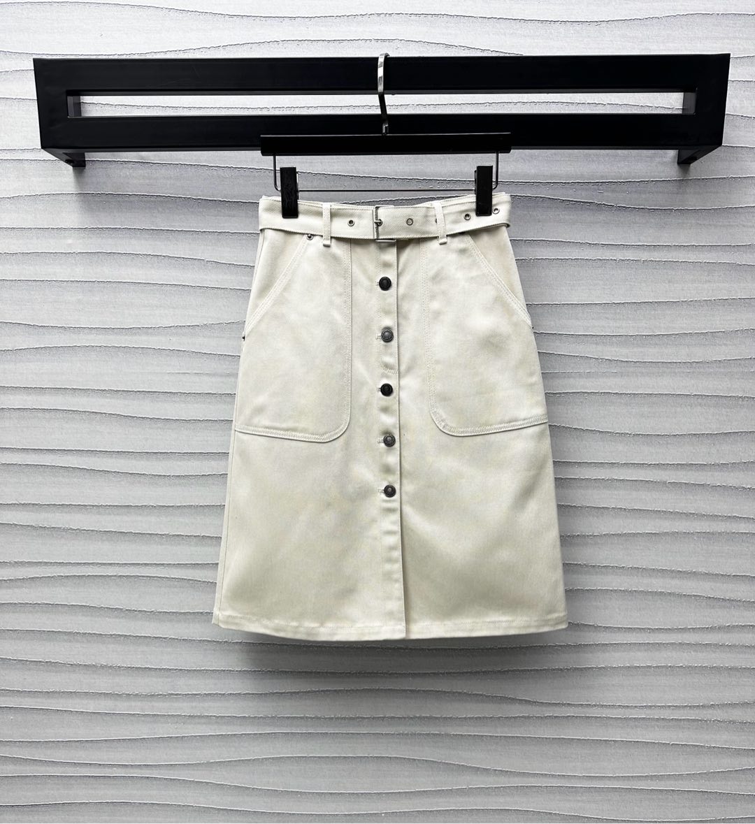 NO:331000,Dio*2025 new product is available for printing belt denim skirt custom YB imported twill cotton denim material Multi-enzyme washing process presents a retro feel High-waist buckle symmetrical pocket pattern design Printed single row round buckle adjustment to add styling layering The inner full-print letter logo embellishment echoes the customized small label behind the back to highlight the brand tone Asymmetrical pocket decoration with rich visual effects The style is fashionable and yet stylish The surface auxiliary material development High-waist skirt tailoring Can be matched with the same series tops A must-have for daily casual wear Series development High-version, Dior, skirts, alexander wang19860909Dio*2025新品上架印花腰带牛仔半裙定制YB进口斜纹棉牛仔材质 多重酵素水洗工艺 呈现做旧复古感 高腰系扣对称口袋版型设计 印刻单排圆扣调节处理 增添造型层次感 内侧满印字母徽标点缀 呼应背后定制小标 彰显品牌调性 后臀不对称口袋装饰 丰富视觉效果 风格时髦不失格调 面辅料开发 高腰半身裙剪裁 可搭配同系列上装 日常休闲必备穿搭 系列开发 高版本,,dior,skirts,alexander wang,Women's clothing