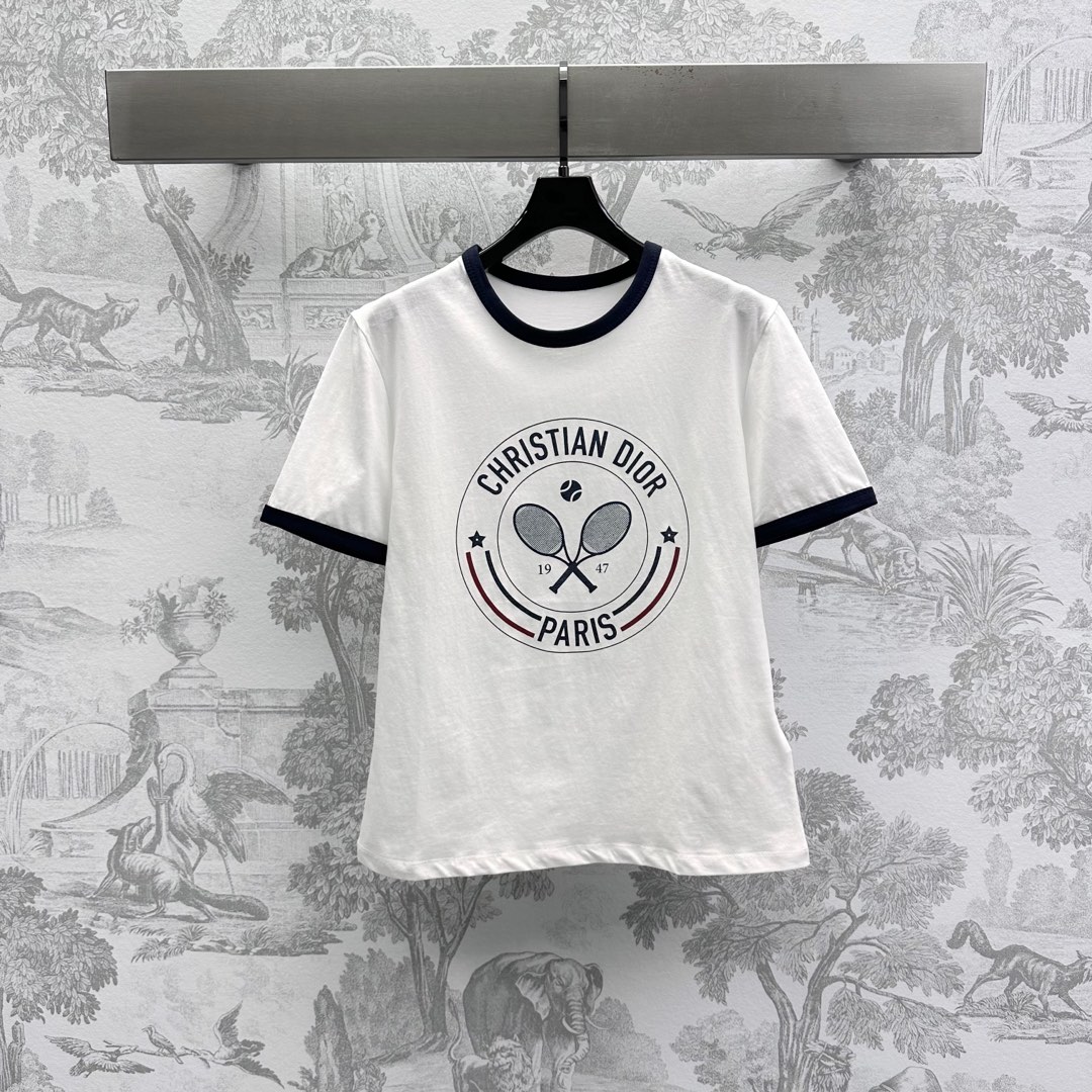 NO:327488,Dio*2025 new product is on the shelves of the shelves of the edge-packed printed tennis balls, custom YB imported twill cotton, breathable and comfortable, full texture, the neckline cuffs are decorated with black threads, adding layered texture, the iconic letters on the chest, the tennis racket pattern is embellished, highlighting the brand tone, simple and fashionable color matching reduces age, create a personalized style at will, surface auxiliary materials development, round neck short-sleeved T-shirt tailoring, single wear, stylish inner wear,,dior,T-shirt,tees,t-shirt,alexander wang19860909Dio*2025新品上架包边印花网球定制YB进口斜纹全棉材质 透气舒适 质感十足 领口袖口饰以黑色螺纹包边细节处理 增添造型层次感 胸前标志性字母徽标网球拍图案点缀装饰 彰显品牌调性 简约时尚感配色减龄 随心打造个性风格 面辅料开发 圆领短袖T恤剪裁 单穿内搭出彩时髦,,dior,T-shirt,tees，t-shirt,alexander wang,Women's clothing