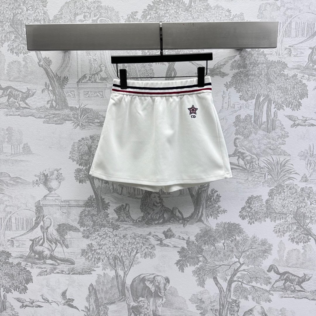 NO:327498,Dio*2025 new product is on the shelves of striped tennis skirts and pants, custom-made YB imported red cotton material, breathable and comfortable and stylish, the elastic adjustment of the waist striped webbing collided with the color of the big body, adding layered texture, side five-pointed star letter embroidery logo embellishment, highlighting the brand tone, surface auxiliary material development, elastic waist skirt and pants tailoring, can be matched with the same series tops, complete sets of outfits playful and age-reducing, daily commuting and dates are easy to control,,dior, skirts,alexander wang19860909Dio*2025新品上架条纹网球裙裤定制YB进口朱地全棉材质 透气舒适有型 腰间条纹织带松紧调节与大身颜色形成碰撞 增添造型层次感 侧边五角星字母刺绣徽标点缀装饰 彰显品牌调性 面辅料开发 弹力腰裙裤剪裁 可搭配同系列上装 成套穿搭俏皮减龄显白 日常通勤约会轻松驾驭,,dior,skirts,alexander wang,Women's clothing