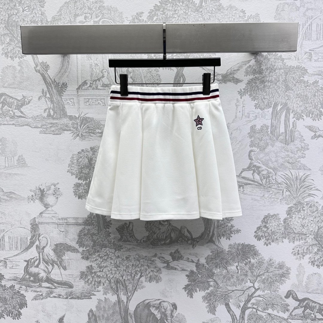 NO:327492,Dio*2025 new product is on the shelves of striped tennis pleated skirts. Customized YB imported red cotton material, breathable and comfortable and stylish. The elastic adjustment of the waist striped webbing collided with the color of the body to add a sense of styling. Five-pointed star letter embroidery logo embellishment decoration on the side to highlight the brand tone. The surface auxiliary material development. Elastic pleated skirt tailoring can be matched with the same series tops. The complete set of outfits playful and age-reducing whiteness. It is easy to control daily commuting and dates. Dior, skirts, alexander wang19860909Dio*2025新品上架条纹网球压褶半裙定制YB进口朱地全棉材质 透气舒适有型 腰间条纹织带松紧调节与大身颜色形成碰撞 增添造型层次感 侧边五角星字母刺绣徽标点缀装饰 彰显品牌调性 面辅料开发 弹力压褶短裙剪裁 可搭配同系列上装 成套穿搭俏皮减龄显白 日常通勤约会轻松驾驭,,dior,skirts,alexander wang,Women's clothing