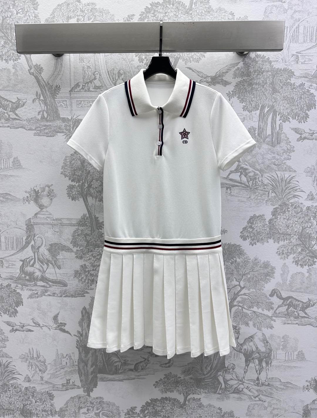 NO:327481,Dio*2025 new product is on the shelves of striped tennis dresses, custom YB imported red cotton material, breathable, comfortable and stylish, lapel half-pallet button adjustment design, collide with striped edges and large body colors, adding layered look, five-pointed star letter embroidery logo embellishment decoration on the chest, highlighting the brand tone, striped webbing treatment at waist highlights the figure, surface auxiliary material development, short-sleeved pleated dress tailoring, playful outfits to reduce age and make it look white, easy to control daily commuting dates,,dior, skirts, T-shirt, alexander wang19860909Dio*2025新品上架条纹网球连衣裙定制YB进口朱地全棉材质 透气舒适有型 翻领半开襟纽扣调节设计 配合条纹包边与大身颜色形成碰撞 增添造型层次感 胸前五角星字母刺绣徽标点缀装饰 彰显品牌调性 腰间条纹织带处理突显身材 面辅料开发 短袖百褶连衣裙剪裁 穿搭俏皮减龄显白 日常通勤约会轻松驾驭,,dior,skirts,T-shirt,alexander wang,Women's clothing