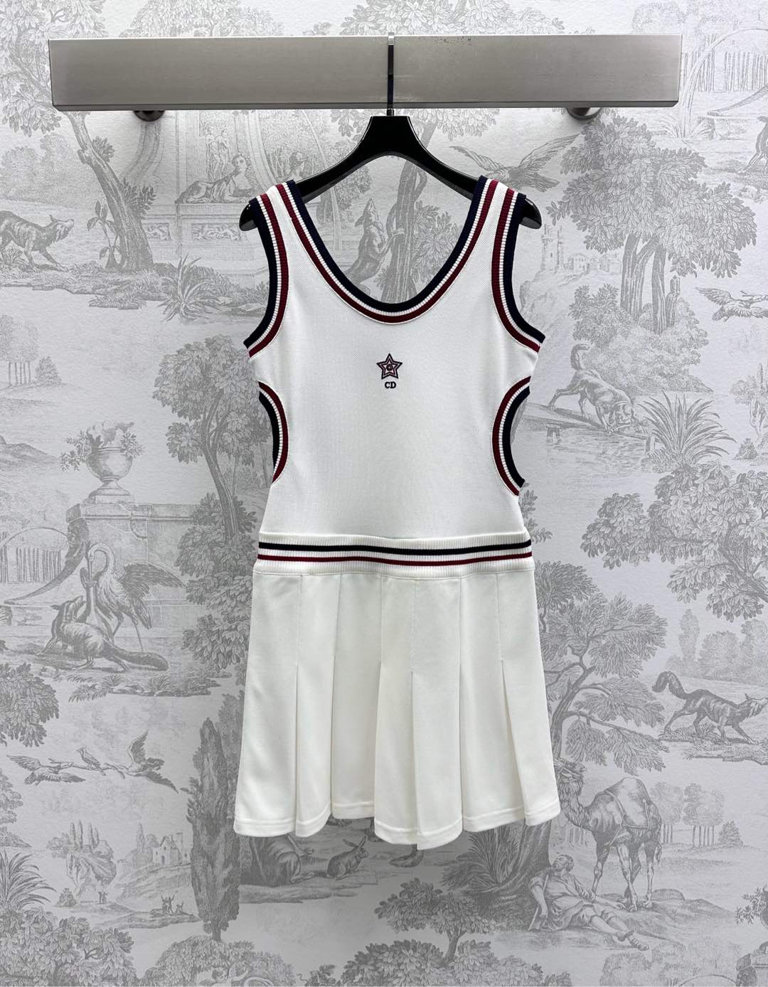 NO:327484,Dio*2025 new product is on the shelves of striped tennis vest skirts, custom YB imported red cotton material, breathable, comfortable and stylish, round neck neckline appropriately exposed skin, beautify the proportion of head and shoulders, and make the collar of the striped edges collide with the color of the body, adding a sense of styling. The side waist hollow stripes echo the five-pointed star letter embroidery logo embellishment decoration on the chest, highlighting the brand tone, slim fit style highlights the figure, facial auxiliary materials development, vest pleated dress tailoring, playful outfits to reduce age and make it look white, easy to control on daily commuting dates,,dior, skirts,alexander wang19860909Dio*2025新品上架条纹网球背心裙定制YB进口朱地全棉材质 透气舒适有型 圆领领口恰当露肤 美化头肩比例更显瘦 条纹包边与大身颜色形成碰撞 增添造型层次感 侧腰镂空条纹呼应胸前五角星字母刺绣徽标点缀装饰 彰显品牌调性 修身版型突显身材 面辅料开发 背心百褶连衣裙剪裁 穿搭俏皮减龄显白 日常通勤约会轻松驾驭,,dior,skirts,alexander wang,Women's clothing