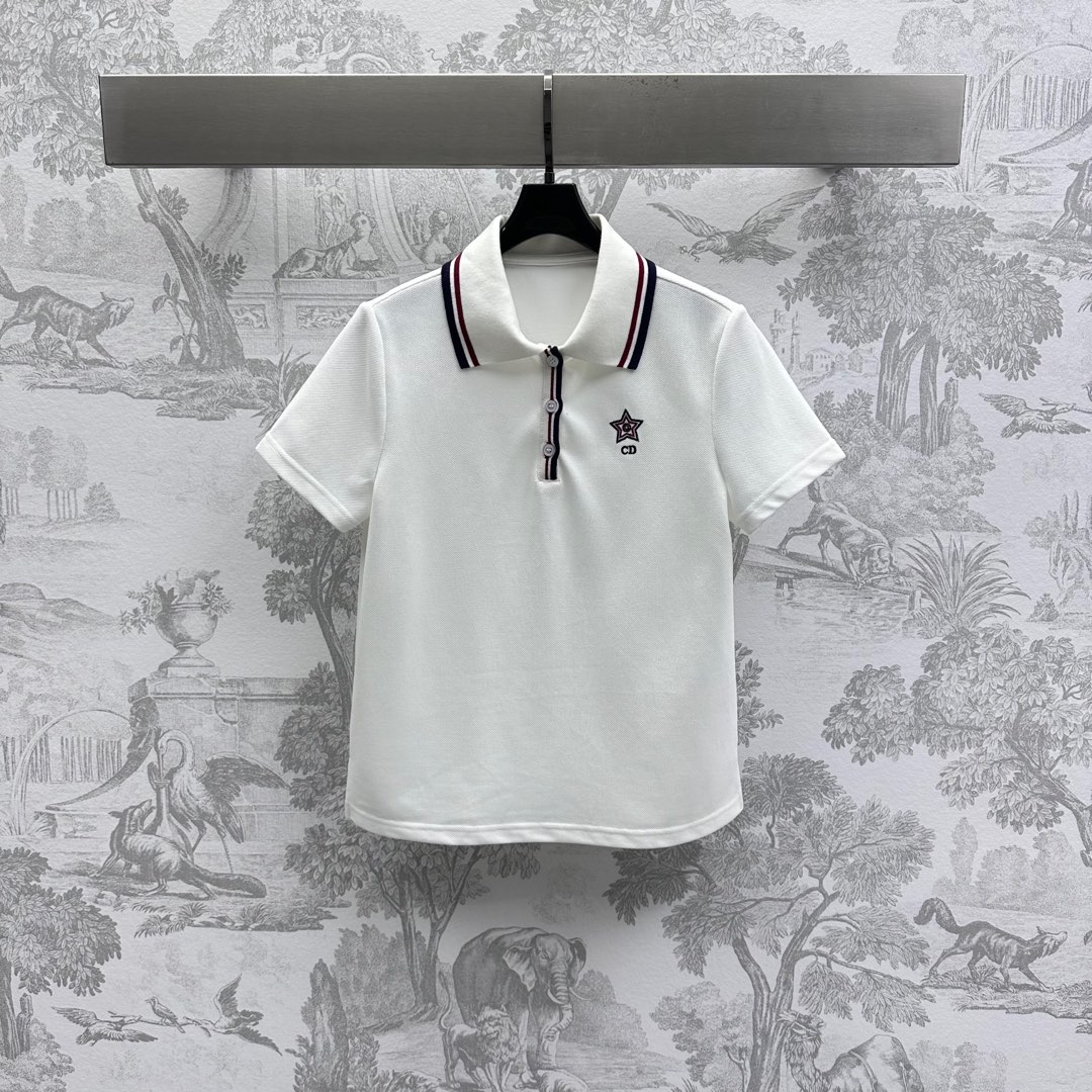 NO:327494,Dio*2025 new product on shelves striped tennis lapel tops are customized YB imported red cotton material, breathable, comfortable and stylish, lapel half-pallet button adjustment design, matching striped edges and large body colors to form a collision, adding layered look, five-pointed star letter embroidery logo embellishment decoration on chest, highlighting the brand tone, surface auxiliary material development, lapel short-sleeved top cut, can be matched with skirts and pants in the same series, complete sets of outfits playful and age-reducing, easy to control on daily commuting dates,,dior, skirts, T-shirt, alexander wang19860909Dio*2025新品上架条纹网球翻领上衣定制YB进口朱地全棉材质 透气舒适有型 翻领半开襟纽扣调节设计 配合条纹包边与大身颜色形成碰撞 增添造型层次感 胸前五角星字母刺绣徽标点缀装饰 彰显品牌调性 面辅料开发 翻领短袖上衣剪裁 可搭配同系列裙裤装 成套穿搭俏皮减龄显白 日常通勤约会轻松驾驭,,dior,skirts,T-shirt,alexander wang,Women's clothing