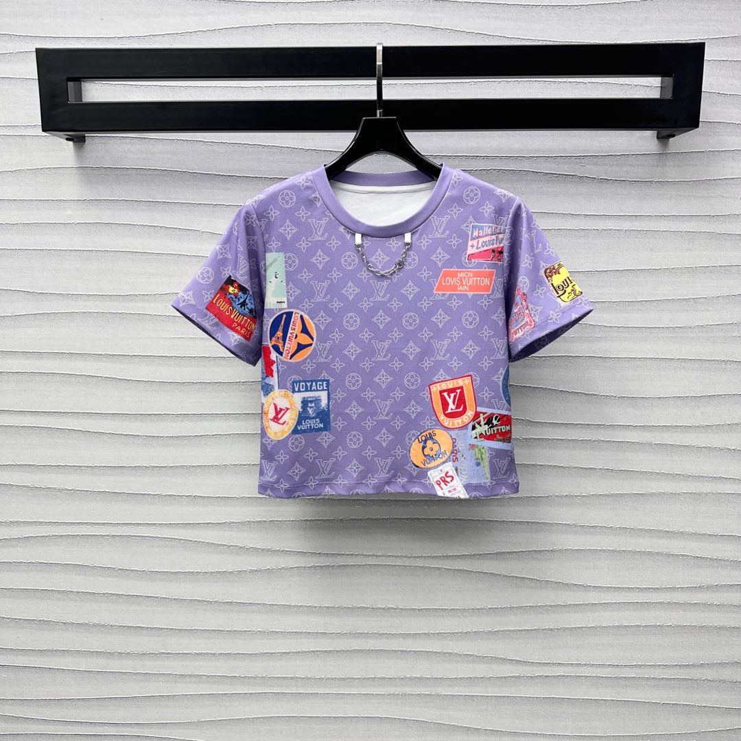 NO:327523,Louis Vuitto*2025 new product launches short badge chain custom YB imported twill cotton material breathable and comfortable neckline embellished with metal letter chains to add layered look, the whole body iconic four-leaf clover letter print badge elements embellished to highlight the brand tone, slack and fashionable, full of socialite old money sense, facial auxiliary material development, short round neck T-shirt tailoring, single wear inner wear,,louis vuitton,tees, t-shirt,alexander wang19860909Louis Vuitto*2025新品上架短款徽章链条定制YB进口斜纹全棉材质 透气舒适 领口饰以金属字母链条点缀设计 增添造型层次感 通体标志性四叶草字母印花图案徽章元素点缀 彰显品牌调性 松弛时髦 带有满满名媛老钱感 面辅料开发 短款圆领T恤剪裁 单穿内搭出彩时髦,,louis vuitton,tees，t-shirt,alexander wang,Women's clothing