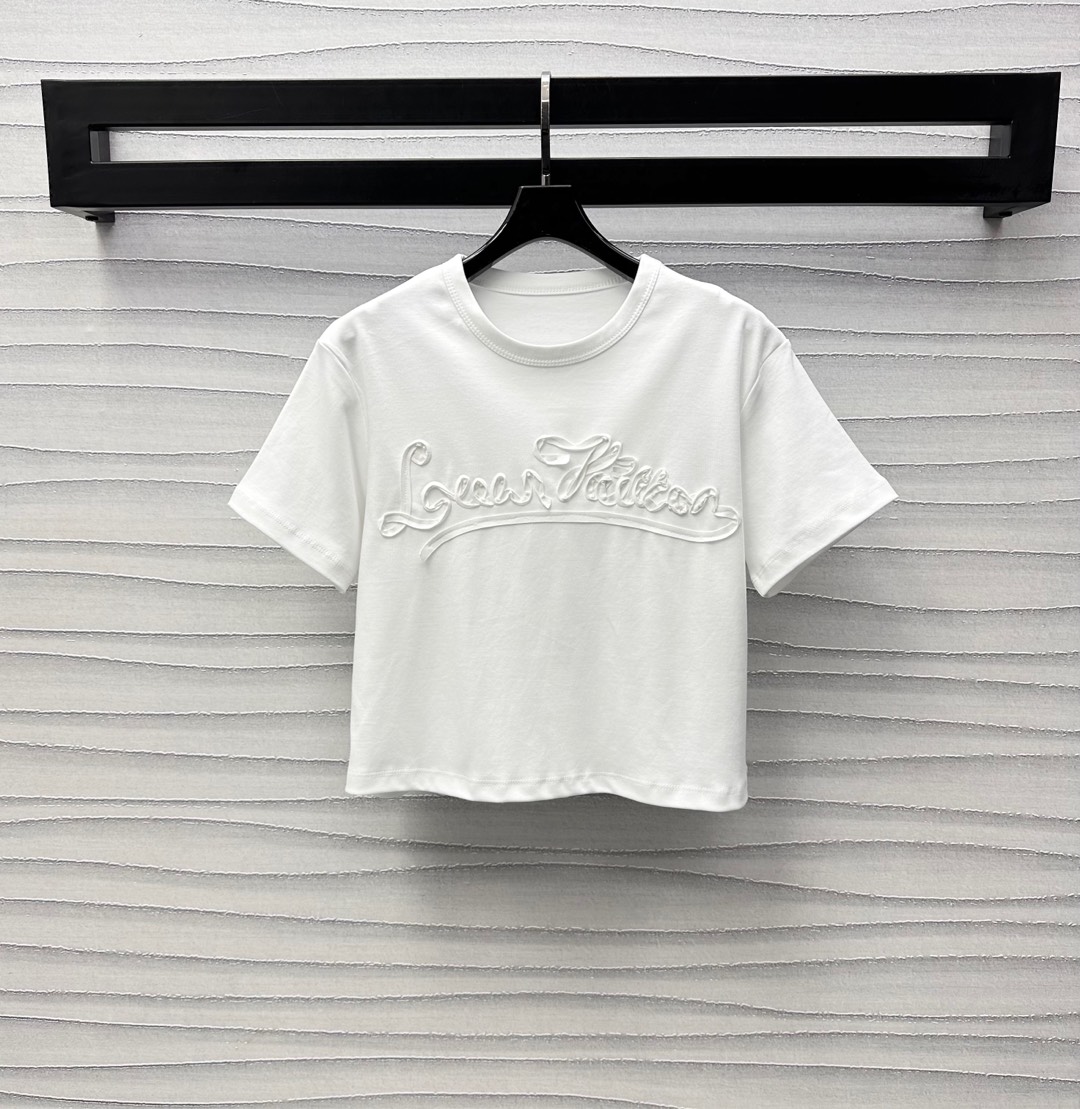 NO:327501,Louis Vuitto*2025 new product is available for short three-dimensional letters customized YB imported twill cotton material breathable and comfortable decoration with the front centered three-dimensional collage embellishment and decoration to highlight the brand tone, surface auxiliary materials development, loose short T-shirt tailoring, single wear inner wear,,louis vuitton,tees, t-shirt,alexander wang19860909Louis Vuitto*2025新品上架短款立体字母定制YB进口斜纹全棉材质 透气舒适 饰以正面居中立体拼贴标志性字母徽标点缀装饰 彰显品牌调性 面辅料开发 宽松短款T恤剪裁 单穿内搭出彩时髦,,louis vuitton,tees，t-shirt,alexander wang,Women's clothing