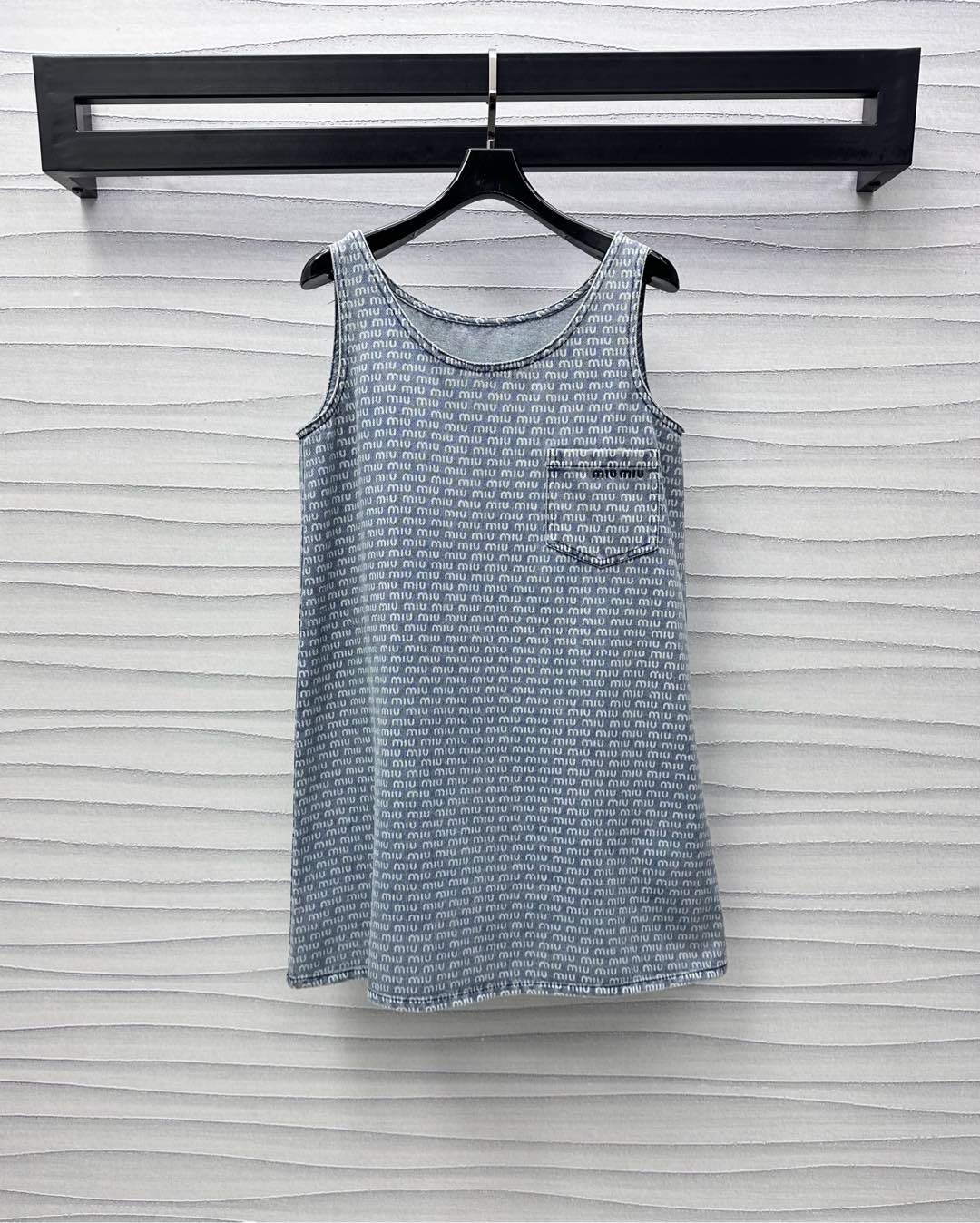 NO:327497,Miumi*2025 new product launches on the shelves of laser denim vest skirts Customized YB imported twill cotton denim material Soft and skin-friendly and breathable, Full-wrapped design of the whole body socket is easy to put on and off, straight-tube style cut greatly improves the tolerance of the body, round neck effectively exposes the skin to improve shoulder and neck lines, multi-enzyme washing process to create a gradient color sensation retro fashion, laser iconic letter logo embellishment, highlights the brand tone, surface auxiliary material development, straight-tube vest skirt tailoring, casual temperament, fashionable, miumiu, skirts, alexander wang19860909Miumi*2025新品上架激光牛仔背心裙定制YB进口斜纹棉牛仔材质 柔软亲肤透气 通体套头全包裹设计穿脱方便 直筒版型裁剪对身材包容度大幅提高 圆领有效露肤改善肩颈线条 多重酵素水洗工艺处理 打造渐变擦色感 复古时尚 通体点缀激光标志性字母徽标图案点缀 彰显品牌调性 面辅料开发 直筒背心裙剪裁 穿搭休闲气质 洋气显高,,miumiu,skirts,alexander wang,Women's clothing