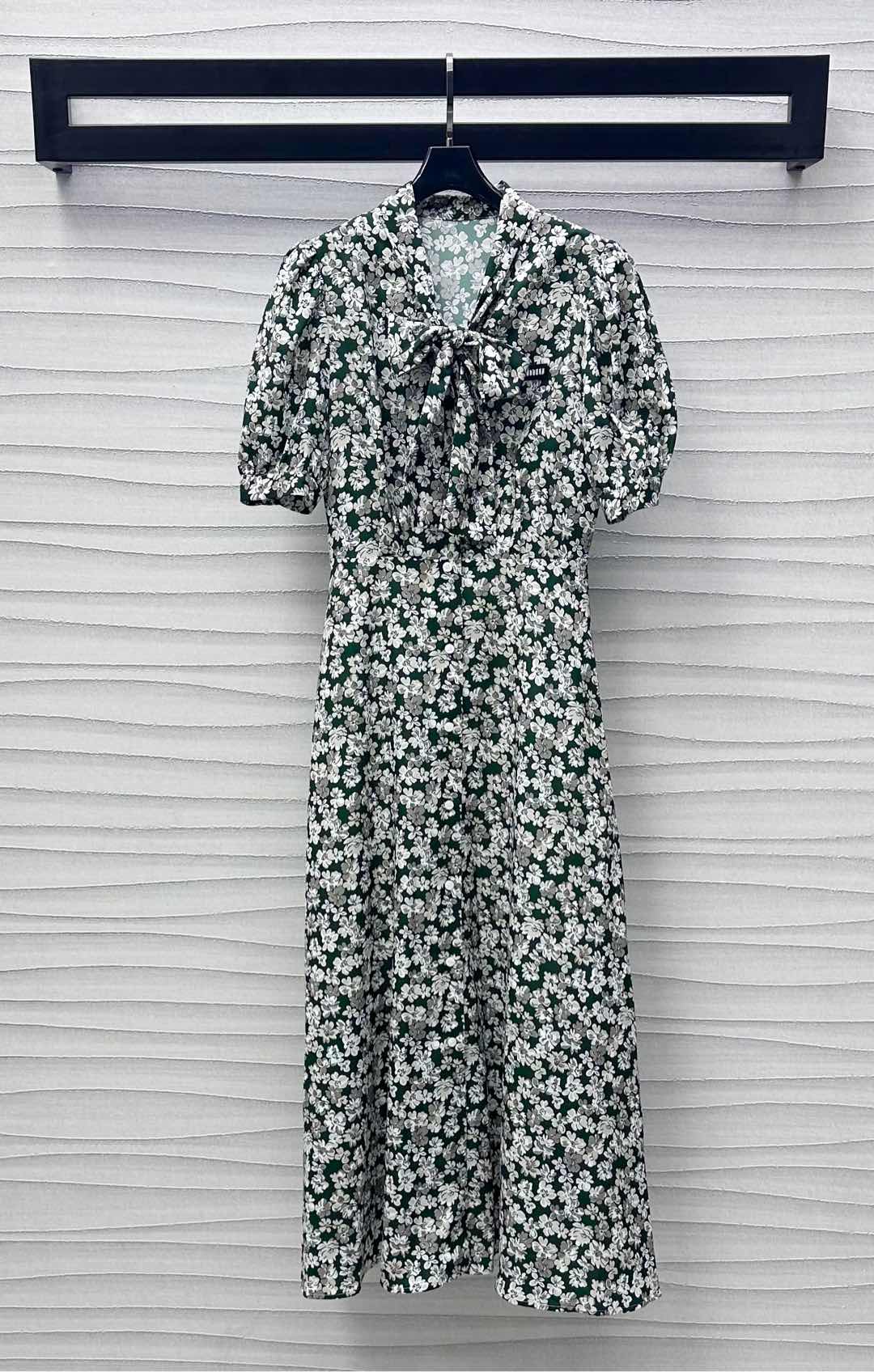 NO:327493,Miumi*2025 new product is on the shelves of a lace-up floral dress with a custom YB imported twill thick material, refreshing, breathable and comfortable, the neckline is decorated with a streamer bow, and the details of fluffy puff cuffs add layering to the styling, highlighting the romantic and gorgeous princess temperament atmosphere, dark green background, gray and white floral pattern, iconic letter logo embellishment on the chest, highlighting the brand tone, surface auxiliary materials development, puff sleeve dress style cut, commuting date and vacation outfit, high-end age reduction,,miumiu, skirts,alexander wang19860909Miumi*2025新品上架系带碎花连衣裙定制YB进口斜纹稠材质 冰爽透气舒适 领口饰以飘带蝴蝶结设计 配合蓬松泡泡袖口细节 增添造型层次感 凸显浪漫华丽的公主气质氛围 通体墨绿底色灰白花图案 胸前标志性字母徽标点缀装饰 彰显品牌调性 面辅料开发 泡泡袖连衣裙版型剪裁 通勤约会度假穿搭高级减龄,,miumiu,skirts,alexander wang,Women's clothing