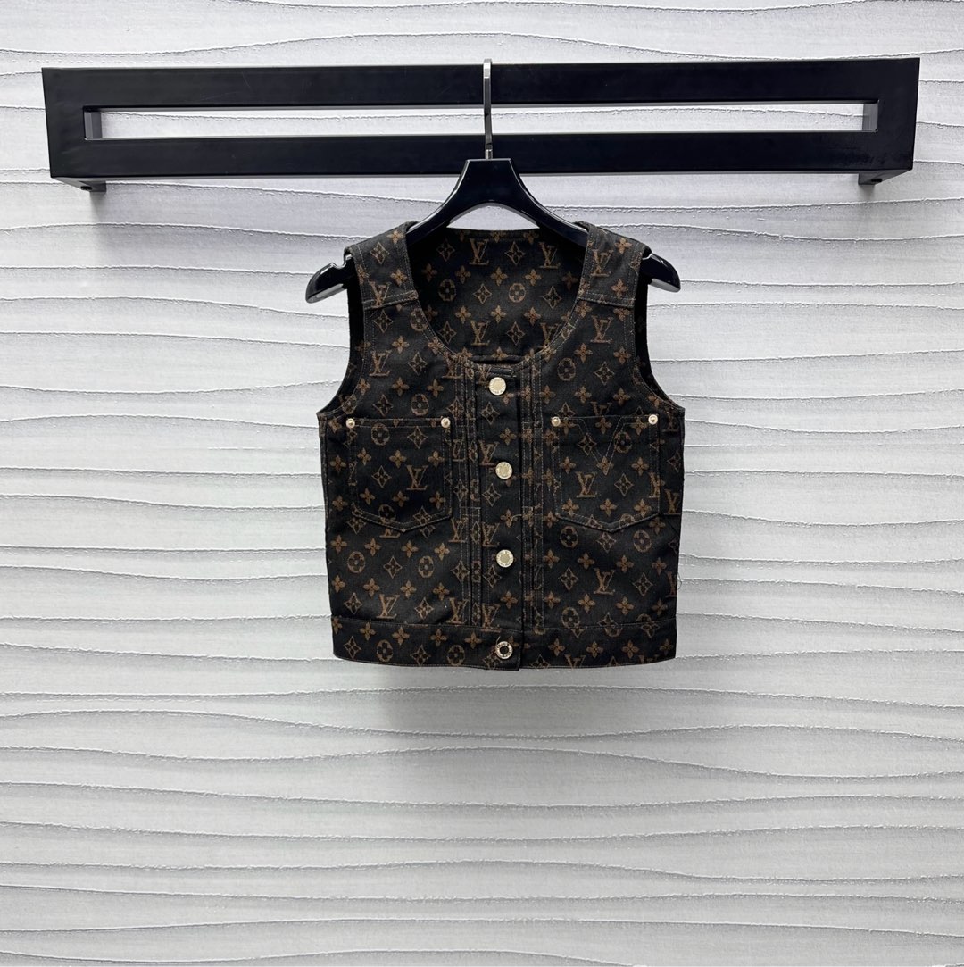 NO:331768,Louis Vuitto*2025 new product is available on the shelves of laser denim vest custom YB imported twill cotton denim material. Craft processing, full texture, iconic four-leaf clover element letter logo, highlighting the brand tone, chest asymmetric pocket design, add to the styling layering, surface auxiliary material development, round neck short vest tailoring, can be matched with skirts and pants in the same series, complete sets of slack and fashionable, high version,,louis vuitton, skirts,alexander wang19860909Louis Vuitto*2025新品上架激光牛仔马甲定制YB进口斜纹棉牛仔材质 工艺处理 质感十足 通体标志性四叶草元素字母徽标 彰显品牌调性 胸前不对称口袋设计 增添造型层次感 面辅料开发 圆领短款马甲剪裁 可搭配同系列裙裤装 成套穿搭松弛时髦   高版本,,louis vuitton,skirts,alexander wang,Women's clothing