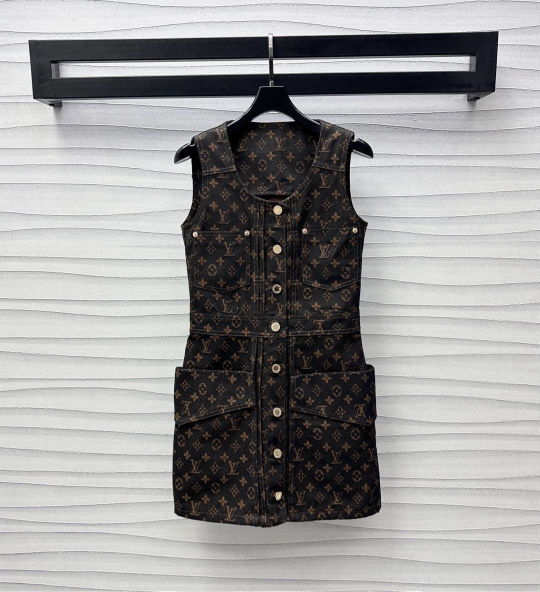 NO:331764,Louis Vuitto*2025 new product is available on the shelves of laser denim vest skirts Customized YB imported twill cotton denim material craftsmanship processing Full texture The whole body is iconic four-leaf clover element letter logo echoes the back waist metal logo embellishment and decoration to highlight the brand tone Asymmetrical pocket pattern design on the chest to add layering of the styling surface auxiliary material development Round neck vest skirt tailoring Daily commuting outfits slack and fashionable High-version, louis vuitton, skirts, alexander wang19860909Louis Vuitto*2025新品上架激光牛仔背心裙定制YB进口斜纹棉牛仔材质 工艺处理 质感十足 通体标志性四叶草元素字母徽标 呼应后腰金属徽标点缀装饰 彰显品牌调性 胸前不对称口袋版型设计 增添造型层次感 面辅料开发 圆领背心裙剪裁 日常通勤穿搭松弛时髦   高版本,,louis vuitton,skirts,alexander wang,Women's clothing