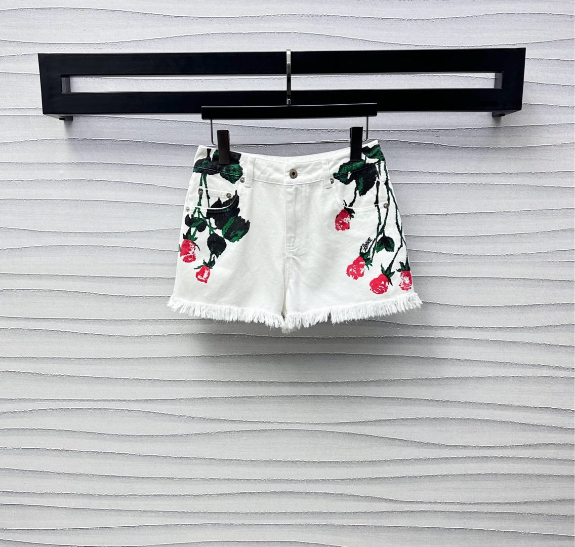 NO:332912,Loew*2025 new product is available on rose denim shorts customized YB imported twill cotton denim material, soft, comfortable and stylish, decorated with red rose green leaf print pattern elements, combined with floc-shaped breasted edges on the trouser legs to add layered texture, engraved letters and leather cards at the back waist to highlight the brand tone, surface auxiliary materials development, high-waist shorts cut, can be matched with the same series of shirts, complete sets of outfits are brilliant and fashionable, can also be purchased separately for matching. High-version, loewe, shorts, shirts, alexander wang19860909Loew*2025新品上架玫瑰花牛仔短裤定制YB进口斜纹全棉牛仔材质 柔软舒适有型 饰以红色玫瑰花绿叶印花图案元素 配合裤腿边絮状毛边处理 增添造型层次感 后腰间刻印字母皮牌点缀 彰显品牌调性 面辅料开发 高腰短裤剪裁 可搭配同系列衬衫 成套穿搭出彩时髦 也可分开购入搭配 高版本,,loewe,shorts,shirts,alexander wang,Women's clothing