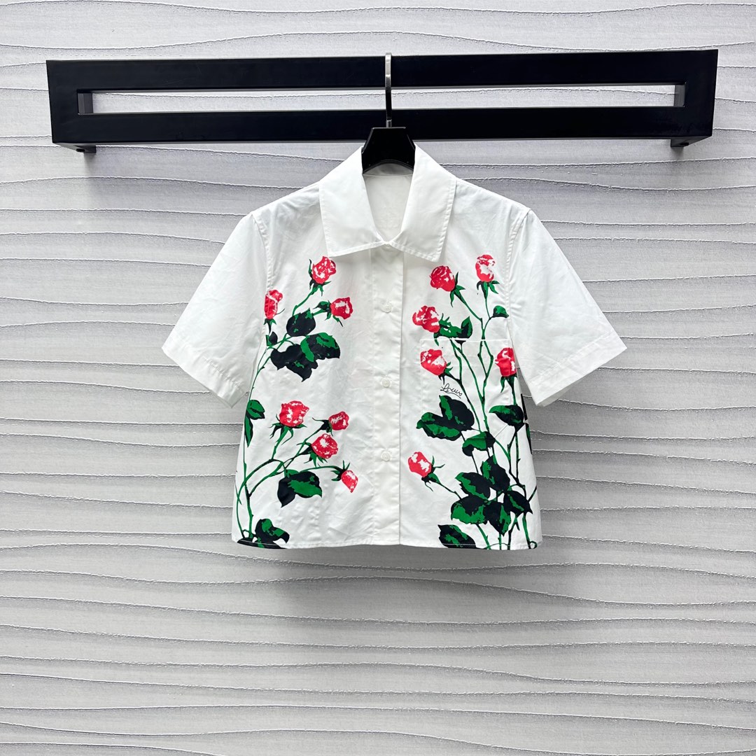 NO:332915,Loew*2025 new product launches rose short-sleeved shirt custom YB imported cotton material breathable and comfortable and stylish Short style cut with red rose green leaf print pattern elements to add layered styling, iconic letter embroidery logo embellishment on the back to highlight the brand tone Face accessories development Lapel short-sleeved shirt tailoring Can be matched with the same series of denim shorts, complete sets of outfits are brilliant and fashionable, and can also be purchased separately High-end version, loewe, shorts, shirts, T-shirt, alexander wang19860909Loew*2025新品上架玫瑰花短袖衬衫定制YB进口全棉材质 透气舒适有型 短款版型裁剪 配合通体红色玫瑰花绿叶印花图案元素 增添造型层次感 后背标志性字母刺绣徽标点缀 彰显品牌调性 面辅料开发 翻领短袖衬衣剪裁 可搭配同系列牛仔短裤 成套穿搭出彩时髦 也可分开购入搭配 高版本,,loewe,shorts,shirts,T-shirt,alexander wang,Women's clothing