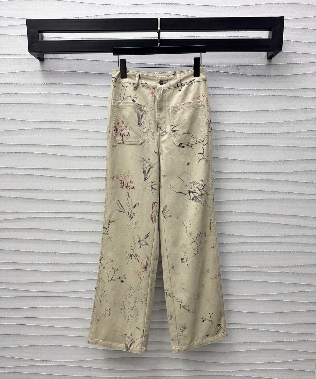 NO:332936,Dio*2025 new product is available for printing denim trousers customized YB imported twill cotton denim material Multi-washed comfortable and stylish Symmetrical front and rear pocket embellishment to add layering of styling, full-body active printing of new Chinese orchid flower and bird printing patterns to highlight the brand tone development of surface accessories High-waisted buckle trousers tailored can be matched with vest jackets in the same series Commuter date sets are brilliant and fashionable High-version, Dior, Jackets & coats, Alexander wang19860909Dio*2025新品上架印花牛仔长裤定制YB进口斜纹棉牛仔材质 多重水洗 舒适有型 对称前后口袋点缀装饰 增添造型层次感 通体活性满印新中式兰草花鸟印花图案 彰显品牌调性 面辅料开发 高腰系扣长裤剪裁 可搭配同系列马甲外套 通勤约会成套穿搭出彩时髦 高版本,,dior,jackets & coats,alexander wang,Women's clothing