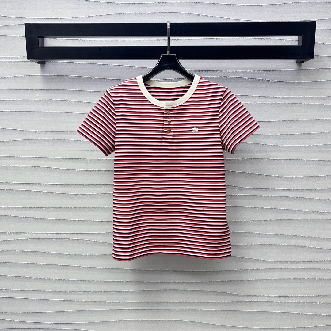 NO:335809,Celin*2025 new product plaque buckle short-sleeved stripes custom YB imported native cotton material breathable and comfortable, full texture, red and white stripes intertwined, combined with the contrasting color design of white collar, add layered look, half-open engraved plaque buckle adjustment, echoing the iconic embroidery logo embellishment on the chest, highlighting the brand tone, surface auxiliary material development, round neck short-sleeved T-shirt tailoring, casually matched pants and skirts, showing high-end lazy, beautiful and casual outfit, single wear, fashionable and fashionable, high-end version,,celine, skirts, T-shirt, tees, t-shirt, alexander wang19860909Celin*2025新品上架襟扣短袖条纹定制YB进口原生全棉材质 透气舒适 质感十足 通体红白条纹交错 配合白色领边撞色设计 增添造型层次感 半开襟刻印襟扣调节 呼应胸前标志性刺绣徽标点缀 彰显品牌调性 面辅料开发 圆领短袖T恤剪裁 随意搭配裤裙装上身呈现高级慵懒 穿搭美高休闲感 单穿内搭出彩时髦  高版本,,celine,skirts,T-shirt,tees，t-shirt,alexander wang,Women's clothing