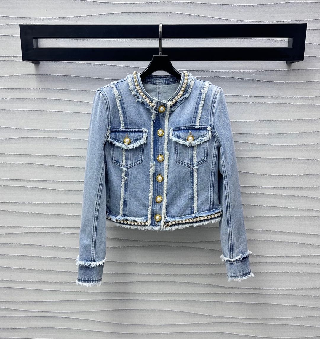 NO:335785,Balmai*2025 new product is on the shelves of Heavy Industry Breasted Denim Jacket Customized YB imported twill cotton denim material breathable and comfortable and stylish Multi-enzyme washing process to create uniform gradient denim blue Retro and fashionable Full body Brink details treatment Combined with symmetrical flip pocket design Add a sense of styling Hem Hem Hem Pearl Chain Details Decoration Rich visual effect Show brand tone Face and auxiliary material development Round-neck jacket tailoring Can be matched with short skirts in the same series Easy to wear to create a good proportion Fashionable and fashionable High-end version, ,balmain, skirts, jackets & coats, jackets & coats, alexander wang19860909Balmai*2025新品上架重工毛边牛仔外套定制YB进口斜纹棉牛仔材质 透气舒适有型 多重酵素水洗工艺处理 打造均匀渐变牛仔蓝 复古时尚 通体毛边细节处理 配合对称翻盖口袋设计 增添造型层次感 重工开模襟扣调节领口下摆珍珠链条细节装饰 丰富视觉效果 彰显品牌调性 面辅料开发 圆领夹克外套剪裁 可搭配同系列短裙 轻松穿搭出好比例 时髦洋气  高版本,,balmain,skirts,jackets & coats,jackets & coats,alexander wang,Women's clothing