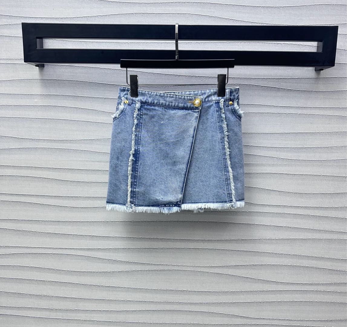 NO:335779,Balmai*2025 new product is on the shelves of Heavy Industry breasted denim skirt custom YB imported twill cotton denim material breathable and comfortable and stylish Multi-enzyme washing process to create uniform gradient denim blue Retro fashion The whole body breast details to add a sense of styling Heavy Industry open mold plaster buckle adjustment design Back hip pocket Pearl water diamond lipstick logo decoration Rich visual effect The waist embellishes the iconic letter leather logo to highlight the brand tone development of surface accessories One-piece short skirt tailoring Can be matched with the same series of jackets easily to create a good proportion Fashionable and fashionable High-end version, balmain, skirts, jackets & coats, alexander wang19860909Balmai*2025新品上架重工毛边牛仔短裙定制YB进口斜纹棉牛仔材质 透气舒适有型 多重酵素水洗工艺处理 打造均匀渐变牛仔蓝 复古时尚 通体毛边细节处理 增添造型层次感 重工开模襟扣调节设计后臀口袋珍珠水钻口红徽标装饰 丰富视觉效果 腰间点缀标志性字母皮标 彰显品牌调性 面辅料开发 一片式短裙剪裁 可搭配同系列外套 轻松穿搭出好比例 时髦洋气 高版本,,balmain,skirts,jackets & coats,alexander wang,Women's clothing