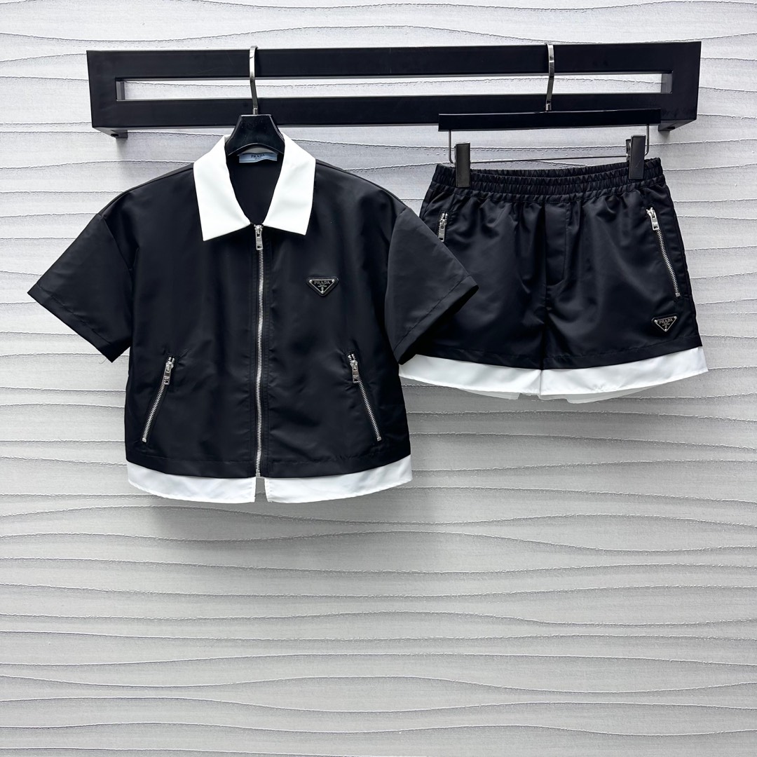 NO:335805,Prad*2025 new product is on the shelves of spliced ​​jackets and shorts sets customized YB imported recycled nylon material, crisp, comfortable and stylish, surface and auxiliary materials development, lapel short sleeve jackets and shorts set, zippers can be adjusted at will, and the slits are more flexible. The iconic letters on the chest are decorated with metal triangle logos to highlight the brand tone. The whole body is covered with splicing and contrasting color style. Details echo up and down, adding a sense of styling and layering, visual effect is richer, complete sets are fashionable and fashionable. High-end version,, prada, shorts, jackets & coats, T-shirt, alexander wang19860909Prad*2025新品上架拼接外套短裤套装定制YB进口再生尼龙材质 挺括舒适有型 面辅料开发 翻领短袖外套短裤套装 沿用拉链可随意调节开衩更灵活 胸前标志性字母金属三角徽标点缀装饰 彰显品牌调性 通体包边拼接撞色样式 细节上下呼应 增添造型层次感 视觉效果更显丰富 成套穿搭时髦洋气  高版本,,prada,shorts,jackets & coats,T-shirt,alexander wang,Women's clothing