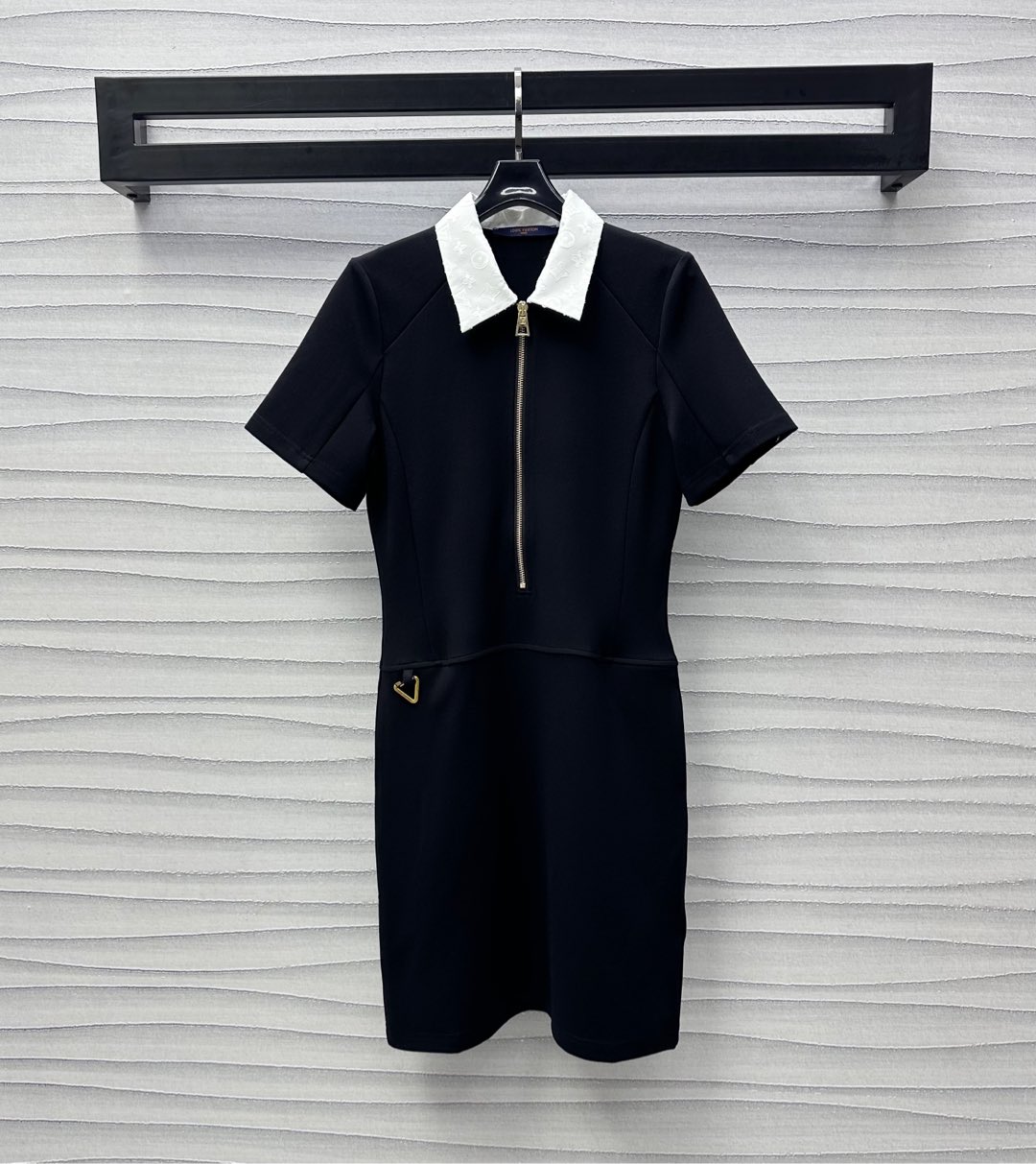 NO:335801,Louis Vuitto*2025 new product is on the shelves of zippered collar dress with custom YB imported acetic acid material, shiny and comfortable texture, and is used to use spliced ​​contrasting four-leaf clover letter jacquard lapel design to highlight the brand tone, half-pallet zipper slit adjustment is convenient to put on and take off, adding layering of the styling, the whole voxel color uses cutting and details to enhance the exquisiteness, outlines the waist to create a cheongsam-like Chinese elegance, highlighting the elegance and sexy beauty of women, development of auxiliary materials, lapel short-sleeved dress tailoring, commuting date outfits high-end fashion, high-end version,,louis vuitton, skirts, T-shirt, alexander wang19860909Louis Vuitto*2025新品上架拉链拼接领连衣裙定制YB进口醋酸材质 质感光泽垂顺舒适 沿用拼接撞色四叶草字母提花翻领设计 彰显品牌调性 半开襟拉链开衩调节便利穿脱 增添造型层次感 通体素色利用裁剪和细节提升精致度 勾勒腰身穿出旗袍般的中式典雅感 凸显女性优雅性感美丽 面辅料开发 翻领短袖连衣裙剪裁 通勤约会穿搭高级时髦 高版本,,louis vuitton,skirts,T-shirt,alexander wang,Women's clothing