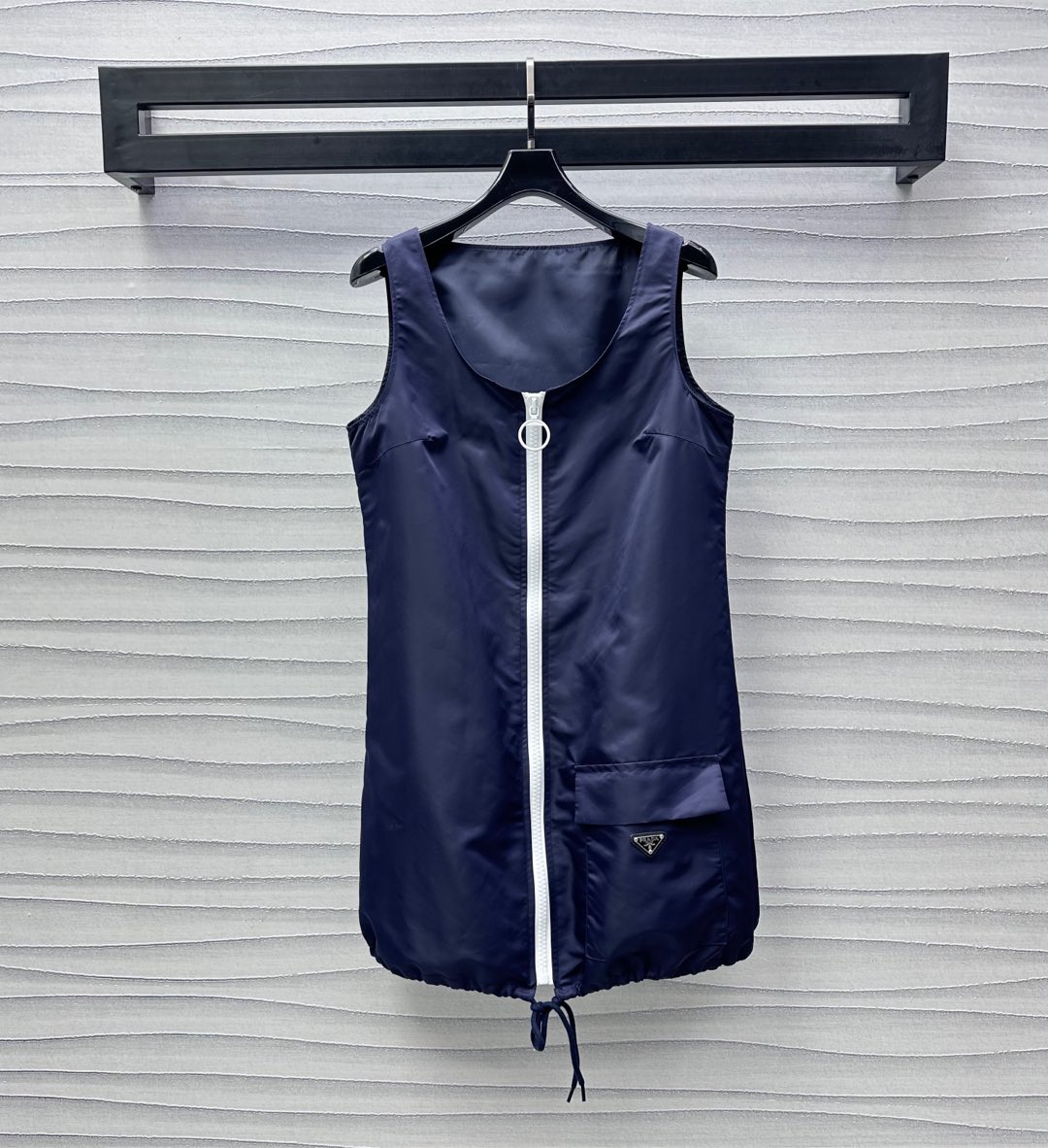 NO:335815,Prad*2025 new product is on the shelves of zipper vest skirts, customized YB imported recycled nylon material, crisp and stylish, decorated with white zipper adjustment skirt hem drawstring design, easy to put on and take off, straight-tube style cut greatly improves body tolerance, round neck effectively exposes skin to improve shoulder and neck lines, iconic triangle logo embellishes the hem pocket, highlights the brand tone, face and accessories development, sleeveless dress tailoring, commuting and date sweet and cool outfit, fashionable and high-end version,,prada, skirts,alexander wang19860909Prad*2025新品上架拉链背心裙定制YB进口再生尼龙材质 挺括有型 饰以白色拉链调节裙摆抽绳设计 方便穿脱 直筒版型裁剪对身材包容度大幅提高 圆领有效露肤改善肩颈线条 标志性三角徽标点缀下摆口袋之上 彰显品牌调性 面辅料开发 无袖连衣裙剪裁 通勤约会甜酷风穿搭 洋气显高 高版本,,prada,skirts,alexander wang,Women's clothing