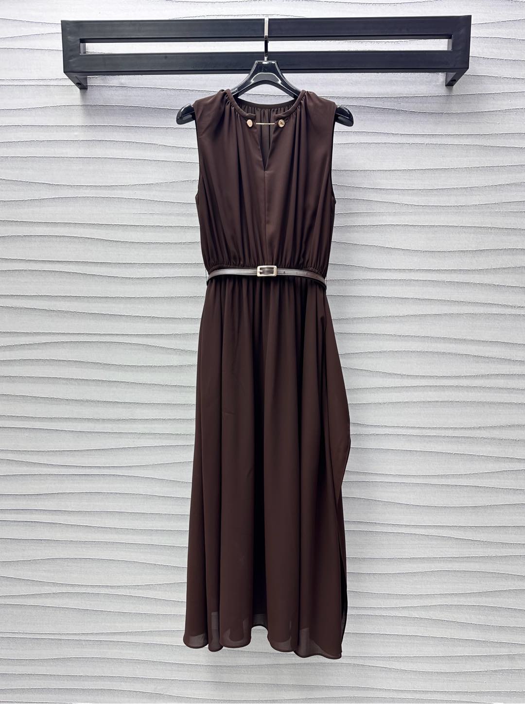 NO:335788,Maxmar*2025 new product is available for sleeveless belt dress with custom YB imported twill thick material, smooth and comfortable, with silky texture, presenting delicate and high-end quality, using cutting and details to enhance the exquisiteness, making it more noble, three-dimensional pleated waist skirt, using belt to outline the graceful body shape, adding layered shape, neckline chain cloak buckle embellishment and decoration, showing the brand tone, surface auxiliary material development, V-neck vest skirt tailoring, a four-season model that combines fashion and practicality, simple and advanced commuting and date wear, high-end version, skirts, alexander wang19860909Maxmar*2025新品上架无袖腰带连衣裙定制YB进口斜纹稠材质 垂顺舒适 带有丝滑肌理手感 呈现细腻高级品相 利用裁剪和细节提升精致度 更显贵气 腰身裙摆立体压褶 利用皮带勾勒曼妙身形 增添造型层次感 领口链条襟扣点缀装饰 彰显品牌调性 面辅料开发 V领背心裙剪裁 时尚与实用兼备的四季款 通勤约会穿搭简约高级 高版本,,skirts,alexander wang,Women's clothing