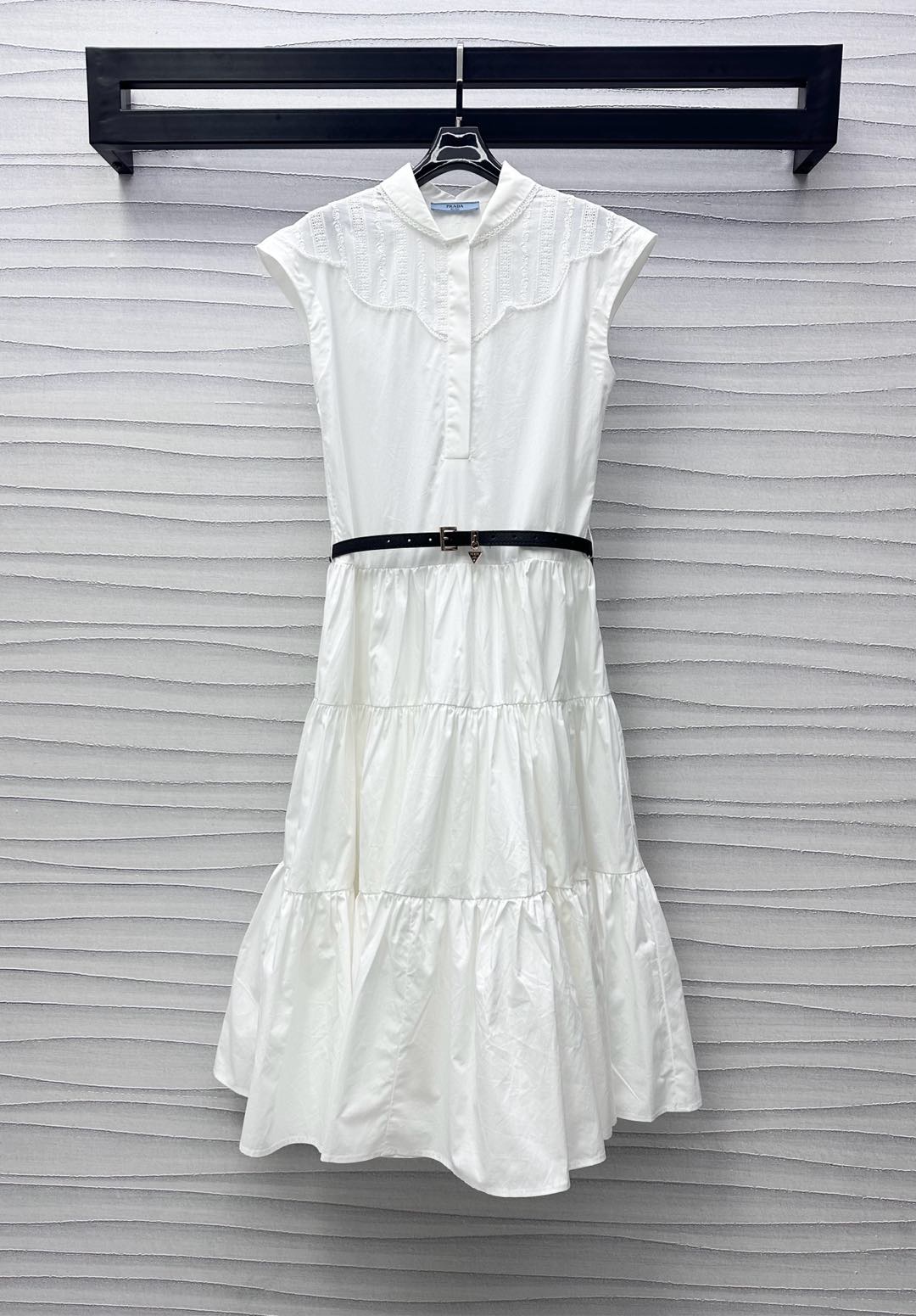 NO:335797,Prad*2025 new product is on the shelves of belt dress with custom YB imported twill cotton material, delicate, breathable and comfortable, use cutting and details to enhance the exquisiteness, half-pallet button design and collar hollow lace splicing design to highlight the brand tone, waist belt adjustment easily outlines the graceful body and layered skirt details, adds styling layering, surface auxiliary material development, pleated vest skirt tailoring, overall intellectual temperament, simple and atmospheric upper body, high-end version,,prada, skirts,alexander wang19860909Prad*2025新品上架腰带连衣裙定制YB进口斜纹全棉材质 细腻透气舒适 利用裁剪和细节提升精致度 半开襟纽扣设计配合领边镂空花边拼接设计 彰显品牌调性 腰间皮带调节轻松勾勒曼妙身形层叠裙摆细节处理 增添造型层次感 面辅料开发 压褶背心裙剪裁 整体知性气质 上身简约大气 高版本,,prada,skirts,alexander wang,Women's clothing