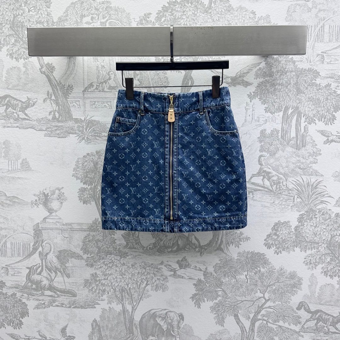NO:410085,Louis Vuitto*2025 new product launches laser denim skirt custom YB imported twill cotton denim material breathable and comfortable and stylish Multi-enzyme washing process to create a uniform old dark blue feeling retro and fashionable All-in-one iconic four-leaf clover letter logo embellishment highlights the brand tone Metal leather label zipper adjustment design with waist engraved leather card decoration to add styling layering sense of surface auxiliary materials development High-waist zipper straight skirt tailoring can be matched with the same series of vests, complete sets of outfits are brilliant and fashionable High-version, louis vuitton, skirts, alexander wang19860909Louis Vuitto*2025新品上架激光牛仔半裙定制YB进口斜纹棉牛仔材质 透气舒适有型 多重酵素水洗工艺处理 打造均匀做旧深蓝色感 复古又时尚 通体标志性四叶草字母徽标点缀 彰显品牌调性 金属皮标拉链调节设计配合腰间刻印皮牌装饰 增添造型层次感 面辅料开发 高腰拉链直筒短裙剪裁 可搭配同系列马甲 成套穿搭出彩时髦 高版本,,louis vuitton,skirts,alexander wang,Women's clothing