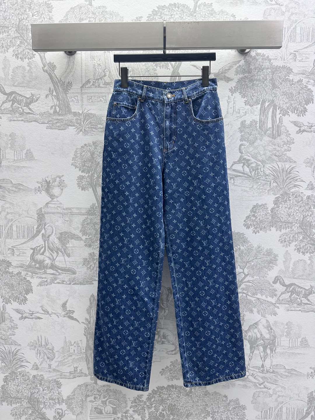 NO:410099,Louis Vuitto*2025 new product launches laser denim trousers customized YB imported twill cotton denim material breathable and comfortable and stylish Multi-enzyme washing process to create a uniform old dark blue feeling retro and fashionable All-in-one iconic four-leaf clover letter logo embellishment highlights the brand tone with waist printed leather card decoration to add layered look Facial auxiliary materials development High-waist buckle straight trousers tailored can be matched with the same series of vests, complete sets of outfits are brilliant and fashionable High-version, louis vuitton, alexander wang19860909Louis Vuitto*2025新品上架激光牛仔长裤定制YB进口斜纹棉牛仔材质 透气舒适有型 多重酵素水洗工艺处理 打造均匀做旧深蓝色感 复古又时尚 通体标志性四叶草字母徽标点缀 彰显品牌调性 配合腰间刻印皮牌装饰 增添造型层次感 面辅料开发 高腰系扣直筒长裤剪裁 可搭配同系列马甲 成套穿搭出彩时髦 高版本,,louis vuitton,alexander wang,Women's clothing