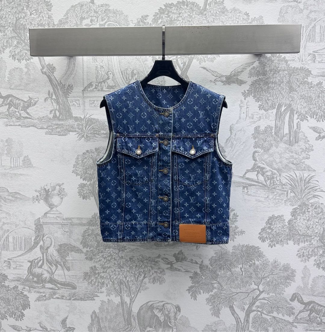 NO:410089,Louis Vuitto*2025 new product is available on the shelves of laser denim vest custom YB imported twill cotton denim material, breathable, comfortable and stylish, multi-enzyme washing process to create a uniform old dark blue feeling, retro and fashionable, the whole body is decorated with the logo of the four-leaf clover letters, highlighting the brand tone, the symmetrical flip pocket on the chest and the leather card decoration at the waist, adding a sense of styling, surface auxiliary materials development, short round-neck vest tailoring, can be matched with the same series of skirts and pants, complete sets are brilliant and fashionable, high-version,,louis vuitton, skirts,alexander wang19860909Louis Vuitto*2025新品上架激光牛仔马甲定制YB进口斜纹棉牛仔材质 透气舒适有型 多重酵素水洗工艺处理 打造均匀做旧深蓝色感 复古又时尚 通体标志性四叶草字母徽标点缀 彰显品牌调性 胸前对称翻盖口袋配合腰间刻印皮牌装饰 增添造型层次感 面辅料开发 短款圆领马甲剪裁 可搭配同系列裙裤装 成套穿搭出彩时髦 高版本,,louis vuitton,skirts,alexander wang,Women's clothing