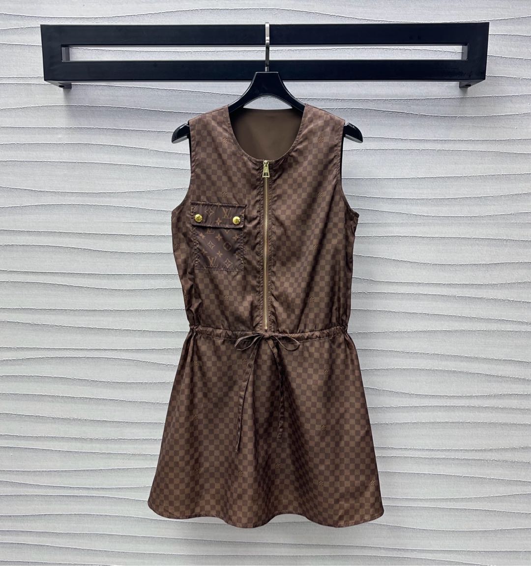 NO:411267,Louis Vuitto*2025 new product launches plaid drawstring vest skirt custom YB imported twill thick material, high-quality texture, crisp and stylish, body plaids incorporate iconic letter logo embellishment, highlight the brand tone, half-pallet zipper adjustment design, combined with waist drawstring waist treatment, add layered styling, easy to divide the top short and bottom length, create a casual and relaxed work style, single-sided flip pocket decoration on the chest, rich visual effects, surface auxiliary materials development, sleeveless dress tailoring, loose and comfortable to shaped at will, meet various needs for commuting and dates, and outfits are brilliant and fashionable. High-end version,,louis vuitton, skirts,alexander wang19860909Louis Vuitto*2025新品上架格纹抽绳背心裙定制YB进口斜纹稠材质 质感高级 挺括有型 通体格纹融入标志性字母徽标点缀 彰显品牌调性 半开襟拉链调节设计 配合腰间抽绳收腰处理 增添造型层次感 轻松划分上短下长好比例 打造休闲松弛感满分的工装风 胸前单侧翻盖口袋装饰 丰富视觉效果 面辅料开发 无袖连衣裙剪裁 宽松舒适可随意塑造 满足通勤约会多种需求 穿搭出彩时髦  高版本,,louis vuitton,skirts,alexander wang,Women's clothing