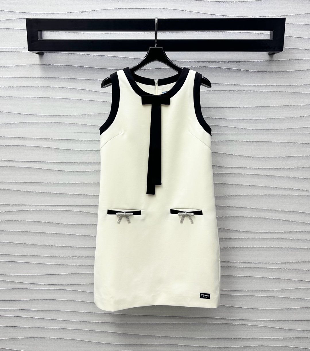 NO:413542,Prad*2025 new product is available for contrasting color sleeveless dress custom YB imported acetic acid material, shiny and stylish. The whole body is treated with contrasting color edge details. With the collar symmetrical pocket lace-up bow design, it adds a sense of styling. The back zipper is adjustable for easy putting on and off. The hem is embellished with iconic letter logo decoration to highlight the brand tone. The surface and auxiliary materials development. Round neck vest skirt tailoring. Commuting and date wear temperament and age-reducing. High version 2 colors,,prada, skirts,alexander wang19860909Prad*2025新品上架撞色无袖连衣裙定制YB进口醋酸材质 光泽挺括有型 通体沿用撞色包边细节处理 配合领口对称口袋系带蝴蝶结设计 增添造型层次感 后背拉链调节方便穿脱 下摆点缀标志性字母徽标装饰 彰显品牌调性 面辅料开发 圆领背心裙剪裁 通勤约会穿搭气质减龄 高版本2色,,prada,skirts,alexander wang,Women's clothing