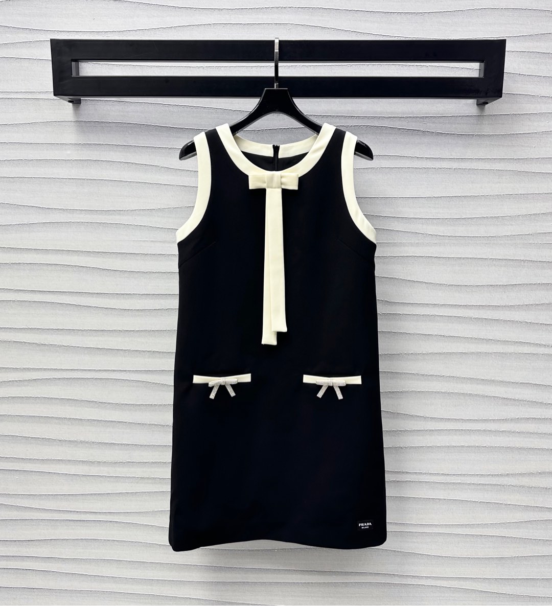 NO:412513,Prad*2025 new product is available for contrasting color sleeveless dress custom YB imported acetic acid material, shiny and stylish. The whole body is treated with contrasting color edge details. With the collar symmetrical pocket lace-up bow design, it adds a sense of styling. The back zipper is adjustable for easy putting on and off. The hem is embellished with iconic letter logo decoration to highlight the brand tone. The surface and auxiliary materials development. Round neck vest skirt tailoring. Commuting and date wear temperament and age-reducing. High version 2 colors,,prada, skirts,alexander wang19860909Prad*2025新品上架撞色无袖连衣裙定制YB进口醋酸材质 光泽挺括有型 通体沿用撞色包边细节处理 配合领口对称口袋系带蝴蝶结设计 增添造型层次感 后背拉链调节方便穿脱 下摆点缀标志性字母徽标装饰 彰显品牌调性 面辅料开发 圆领背心裙剪裁 通勤约会穿搭气质减龄 高版本2色,,prada,skirts,alexander wang,Women's clothing