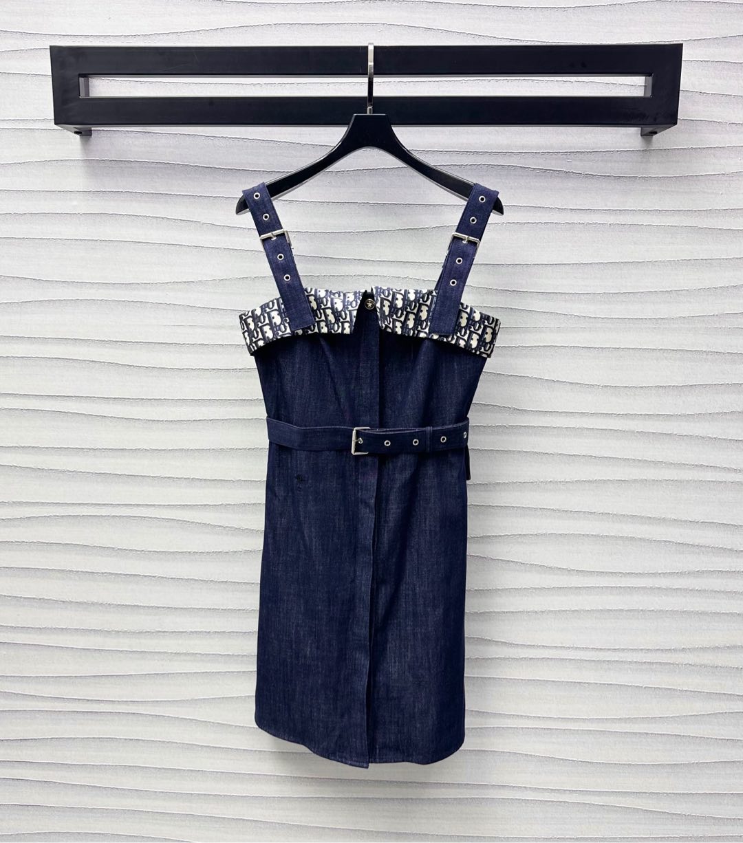 NO:412496,Dio*2025 new product launches suspender denim dress with custom YB imported twill cotton material, breathable, comfortable and stylish, decorated with iconic letters on the chest folded, showing the brand tone, the waist fabric perforated belt outlines the body shape, with hidden button adjustment design, adds layered look, surface auxiliary material development, suspender dress tailoring, commuting and date outfit high-end fashion, high-end version,,dior, skirts,alexander wang19860909Dio*2025新品上架吊带牛仔连衣裙定制YB进口斜纹全棉材质 透气舒适有型 饰以胸前翻折标志性字母提花碰撞 彰显品牌调性 腰间本布穿孔腰带勾勒身形 配合隐藏式纽扣调节设计 增添造型层次感 面辅料开发 吊带连衣裙剪裁 通勤约会穿搭高级时髦  高版本,,dior,skirts,alexander wang,Women's clothing