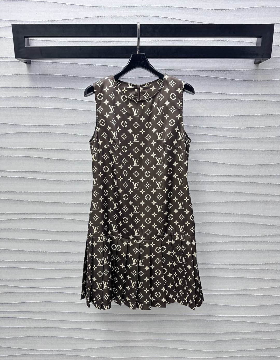 NO:414634,Louis Vuitto*2025 new product is available for printing embossed vest skirt custom YB imported twill thick material breathable and comfortable texture The whole body brown base is embellished with the iconic four-leaf clover letter printed logo highlights the brand tone. Combined with the design of low-waisted pleated skirt to add layering to the styling and easy outline the graceful body shape. The development of accessories and sleeveless dress tailoring. Commuter date dress is simple and fashionable. High-version, louis vuitton, skirts, alexander wang19860909Louis Vuitto*2025新品上架印花压褶背心裙定制YB进口斜纹稠材质 透气舒适质感 通体棕色底点缀标志性四叶草字母印花徽标 彰显品牌调性 配合低腰线百褶裙摆设计 增添造型层次感 轻松勾勒曼妙身形 面辅料开发 无袖连衣裙剪裁 通勤约会穿搭简约时髦  高版本,,louis vuitton,skirts,alexander wang,Women's clothing