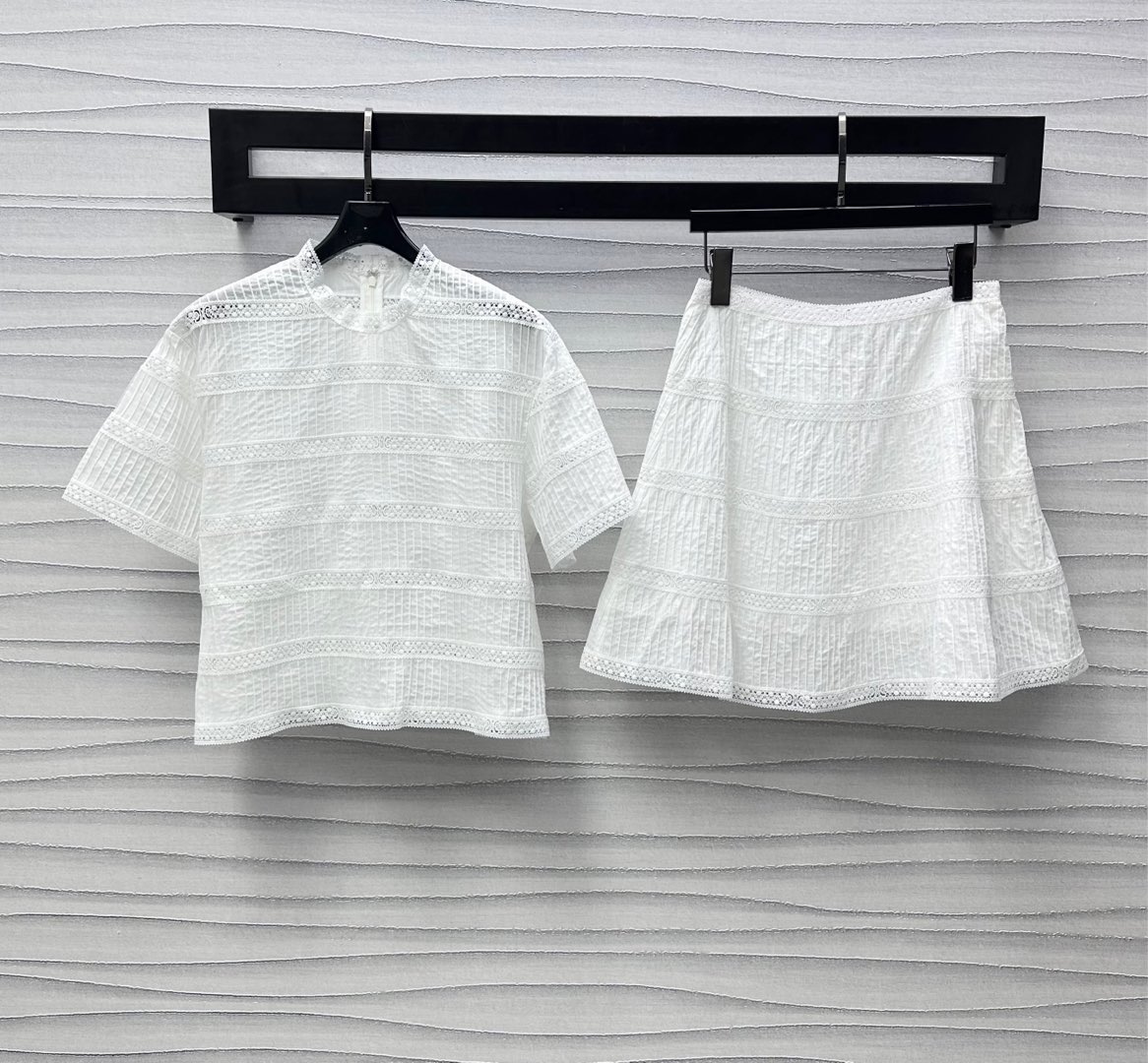 NO:414564,Tops Celin* new product jacquard hollow top skirt suit customized YB imported twill cotton material breathable and comfortable and stylish, full-body positioning embroidered hollow pattern Arc de Triomphe logo highlights brand tone Short style cut design Add styling layering Optimize body proportions Facial auxiliary material development Round neck short-sleeved top with skirts in the same series Details echo up and down Complete set of wear simple and advanced High-end version, Celine, skirts, T-shirt, alexander wang19860909上衣 半裙Celin*新品上架提花镂空上衣半裙套装定制YB进口斜纹全棉材质 透气舒适有型 通体定位刺绣镂空花纹凯旋门徽标 彰显品牌调性 短款版型裁剪设计 增添造型层次感 优化身形比例 面辅料开发 圆领短袖上衣搭配同系列半身裙 细节上下呼应 成套穿搭简约高级  高版本,,celine,skirts,T-shirt,alexander wang,Women's clothing