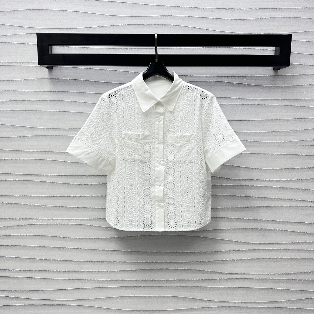 NO:414551,Celin*'s new product is on the shelves of the jacquard hollow short-sleeved shirt custom YB imported twill cotton material breathable and comfortable and stylish. Full-body positioning embroidered hollow pattern Arc de Triomphe logo highlights the brand tone Short style cutting design Add styling layering Optimize body proportions Facial auxiliary material development Lapel short-sleeved shirt tailoring Randomly matched with pants and skirts Simple and advanced dressing High-end version, Celine, skirts, Shirts, T-shirts, alexander wang19860909Celin*新品上架提花镂空短袖衬衫定制YB进口斜纹全棉材质 透气舒适有型 通体定位刺绣镂空花纹凯旋门徽标 彰显品牌调性 短款版型裁剪设计 增添造型层次感 优化身形比例 面辅料开发 翻领短袖衬衣剪裁 随意搭配裤裙装 穿搭简约高级 高版本,,celine,skirts,shirts,T-shirt,alexander wang,Women's clothing