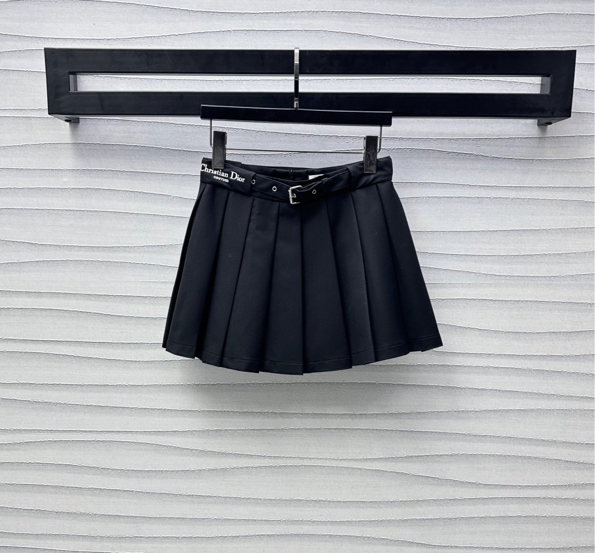 NO:414580,Dio*2025 new product launches letter belt pleated skirt custom YB imported cotton material, smooth and stylish, full of weight, three-dimensional cut with logo letter embroidery perforated belt adjustment design, highlighting the brand tone High-waisted style with pleated skirt treatment Modify waist and hips Facial auxiliary materials development High-waisted pleated skirt cut Short skirt tailoring outfit to make slim and elegant High-version 2 colors, Dior, skirts, alexander wang19860909Dio*2025新品上架字母腰带百褶半裙定制YB进口人棉材质 光泽垂顺有型 分量十足 立体裁剪配合标志字母刺绣穿孔腰带调节设计 彰显品牌调性 高腰版型配合压褶裙摆处理 修饰腰身胯部 面辅料开发 高腰百褶短裙剪裁 穿搭显瘦气质   高版本2色,,dior,skirts,alexander wang,Women's clothing