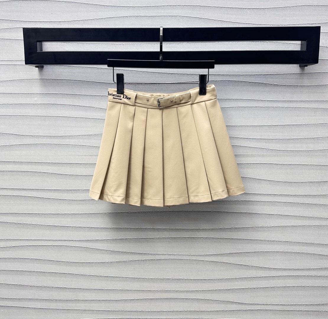 NO:414596,Dio*2025 new product launches letter belt pleated skirt custom YB imported cotton material, smooth and stylish, full of weight, three-dimensional cut with logo letter embroidery perforated belt adjustment design, highlighting the brand tone High-waisted style with pleated skirt treatment Modify waist and hips Facial auxiliary materials development High-waisted pleated skirt cut Short skirt tailoring outfit to make slim and elegant High-version 2 colors, Dior, skirts, alexander wang19860909Dio*2025新品上架字母腰带百褶半裙定制YB进口人棉材质 光泽垂顺有型 分量十足 立体裁剪配合标志字母刺绣穿孔腰带调节设计 彰显品牌调性 高腰版型配合压褶裙摆处理 修饰腰身胯部 面辅料开发 高腰百褶短裙剪裁 穿搭显瘦气质   高版本2色,,dior,skirts,alexander wang,Women's clothing