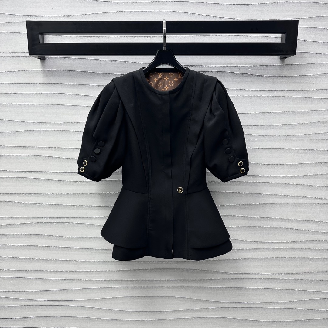 NO:422194,Louis Vuitto*2025 new product launches the shelves of the ruffled lace short-sleeved tops customized YB imported acetic acid material, smooth and stylish, the whole body contour line and the exquisite craftsmanship of the hem create a layered ruffled decoration, adding layered texture to the shape, hidden bidirectional zipper placket adjustment design on the front side is convenient to put on and take off, the waist embellishes hollowed-in logo decoration to highlight the brand tone, the inner delicate presbyopia texture is fully developed, the surface auxiliary material development, round neck short-sleeved cardigan cut can be matched with the same series of mid-trousers, complete sets of high-end fashion, high-end version,,louis vuitton,T-shirt,alexander wang19860909Louis Vuitto*2025新品上架荷叶花边短袖上衣定制YB进口醋酸材质 光泽垂顺有型 通体轮廓线配合下摆精致工艺打造层叠感荷叶边装饰 增添造型层次感 前侧隐藏式双向拉链开襟调节设计便捷穿脱 腰侧点缀镂空标志性字母徽标装饰 彰显品牌调性 内里精致老花质感十足 面辅料开发 圆领短袖开衫剪裁 可搭配同系列中裤 成套穿搭高级时髦  高版本,,louis vuitton,T-shirt,alexander wang,Women's clothing