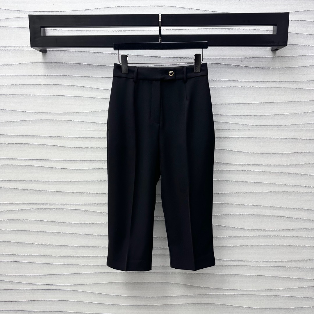 NO:422264,Louis Vuitto*2025 new product is on the shelves, buckle pleated mid-trousers, customized YB imported acetic acid material, smooth and stylish, three-dimensional tailoring of waist and hips, more fitting with the legs, inclusive body, showing the good proportion of long legs, adding layered styling, mold opening buckle symmetric pocket style design, highlighting the brand tone, surface auxiliary material development, high-waist carrot mid-trousers tailoring, can be matched with the same series top set, complete sets of high-end and fashionable, high-version,,louis vuitton,alexander wang19860909Louis Vuitto*2025新品上架系扣压褶中裤定制YB进口醋酸材质 光泽垂顺有型 腰身胯部立体剪裁 更贴合人身腿部线条 包容身材展现长腿好比例 增添造型层次感 开模系扣对称口袋版型设计 彰显品牌调性 面辅料开发 高腰萝卜中裤剪裁 可搭配同系列上装 成套穿搭高级时髦  高版本,,louis vuitton,alexander wang,Women's clothing