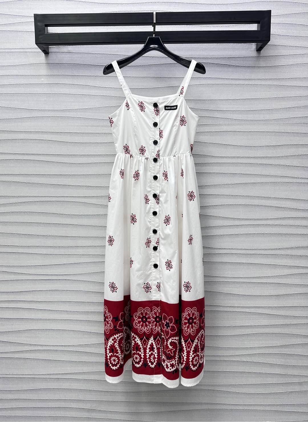 NO:422210,Miumi*2025 new product is available for printing suspender dress custom YB imported twill cotton material, sagging and breathable and comfortable, printed logo pattern embellishes the refreshing and elegant atmosphere of summer, use cutting details to enhance the exquisiteness, open button adjustment design, add a sense of styling, high waistline divides the upper and lower proportions to modify the lines, chest embellishes the iconic letter logo to highlight the brand tone, surface auxiliary material development, suspender vest skirt tailoring, commuting and vacation outfit to reduce age temperament, high version 2 colors,,miumiu, skirts, alexander wang19860909Miumi*2025新品上架印花吊带连衣裙定制YB进口斜纹全棉材质 垂顺透气舒适 通体点缀印花徽标图案 呈现夏日清爽文雅气息 利用裁剪细节提升精致度 开襟钮扣调节设计 增添造型层次感 高腰线划分上下比例修饰线条 胸前点缀标志性字母徽标 彰显品牌调性 面辅料开发 吊带背心裙剪裁 通勤度假穿搭减龄气质 高版本2色,,miumiu,skirts,alexander wang,Women's clothing