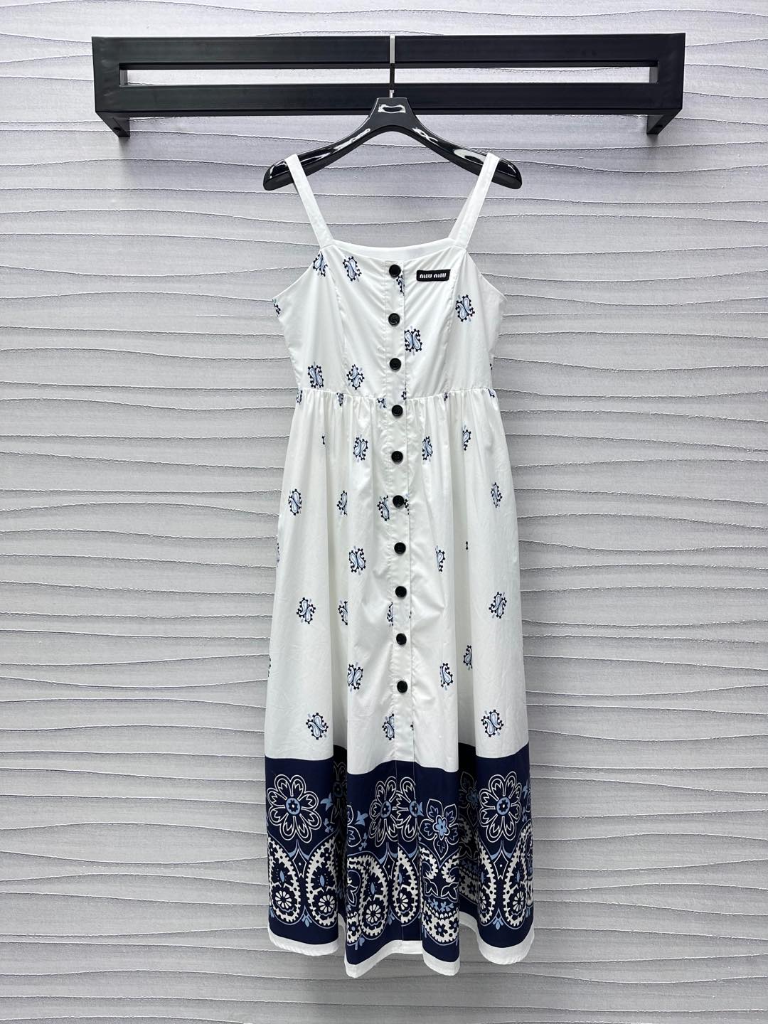 NO:422229,Miumi*2025 new product is available for printing suspender dress custom YB imported twill cotton material, sagging and breathable and comfortable, printed logo pattern embellishes the refreshing and elegant atmosphere of summer, use cutting details to enhance the exquisiteness, open button adjustment design, add a sense of styling, high waistline divides the upper and lower proportions to modify the lines, chest embellishes the iconic letter logo to highlight the brand tone, surface auxiliary material development, suspender vest skirt tailoring, commuting and vacation outfit to reduce age temperament, high version 2 colors,,miumiu, skirts, alexander wang19860909Miumi*2025新品上架印花吊带连衣裙定制YB进口斜纹全棉材质 垂顺透气舒适 通体点缀印花徽标图案 呈现夏日清爽文雅气息 利用裁剪细节提升精致度 开襟钮扣调节设计 增添造型层次感 高腰线划分上下比例修饰线条 胸前点缀标志性字母徽标 彰显品牌调性 面辅料开发 吊带背心裙剪裁 通勤度假穿搭减龄气质 高版本2色,,miumiu,skirts,alexander wang,Women's clothing