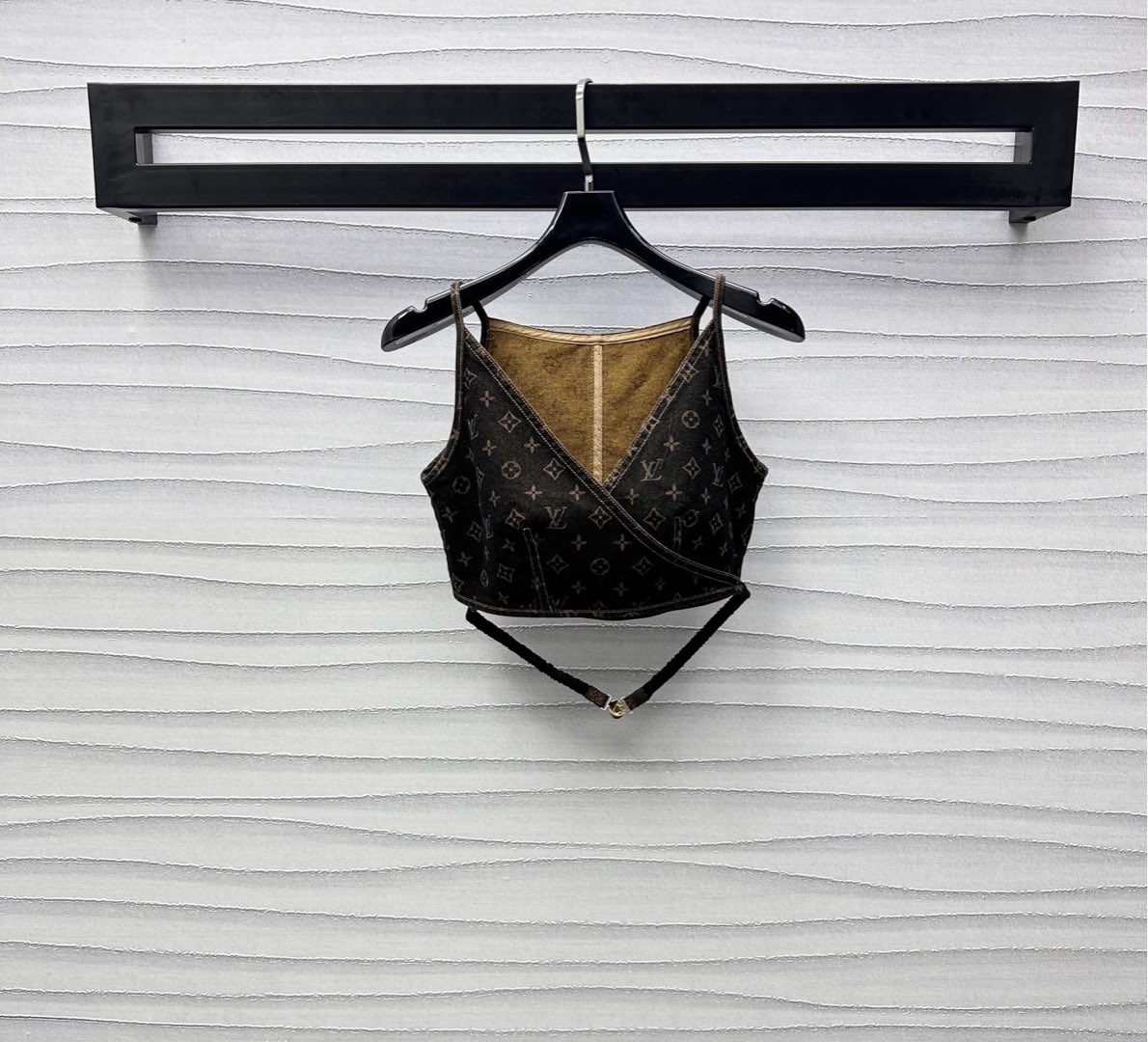 NO:423816,Louis Vuitto*2025 new product launches laser denim vest bra custom YB imported twill cotton denim material Multi-washed, crisp and stylish Ultra-short breast-wrapped vest style design Matched with waist cloth adjustment lace elastic treatment to add layering of the shape, iconic four-leaf clover letter logo elements throughout the body, highlighting the brand tone, surface auxiliary material development, short vest bra tailoring, single layering, and fashionable, high-version, louis vuitton, alexander wang19860909Louis Vuitto*2025新品上架激光牛仔背心胸衣定制YB进口斜纹棉牛仔材质 多重水洗挺括有型 超短款裹胸式马甲版型设计 搭配腰侧本布调节系带松紧处理 增添造型层次感 通体标志性四叶草字母徽标元素 彰显品牌调性 面辅料开发 短款背心胸衣剪裁 单穿叠穿出彩时髦 高版本,,louis vuitton,alexander wang,Women's clothing